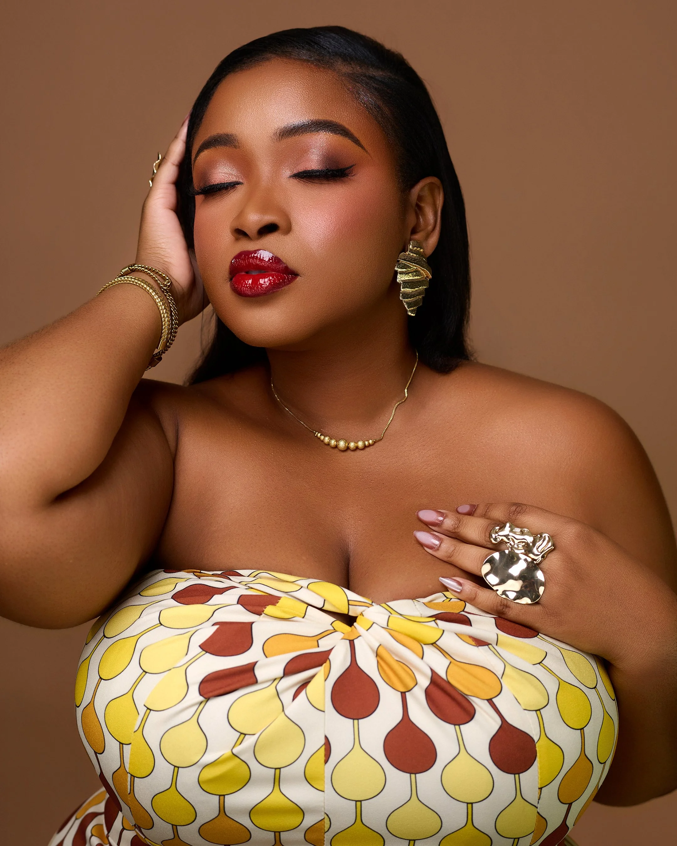 Robe: Magic’A//
Makeup: Salma Relooking//
Coiffure: Oreyot//
Photo: Alexandra Noimba