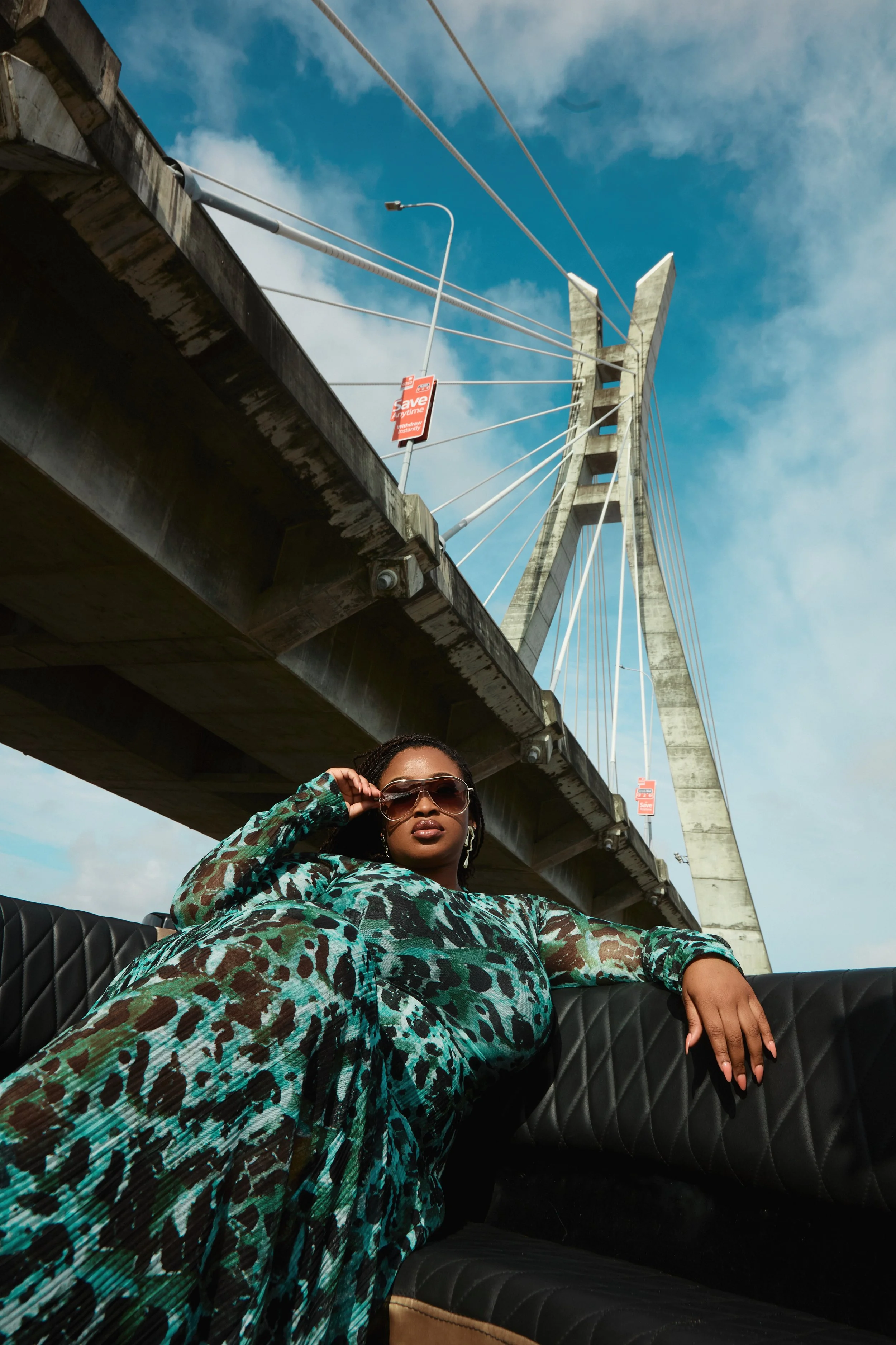 Robe: Zephans & Co//
Boucles d'oreilles: Nina Boutique//
Photo: Oronce Photographie//
Direction Artistique: MxDonna & Co