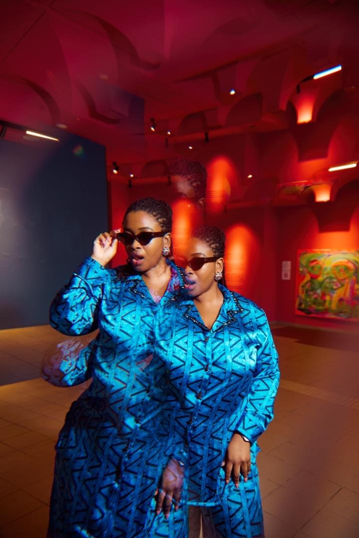 Outfit: Ziva Lagos//
Lunettes: Ziva Lagos//
Boucles d'oreilles: Nina Boutique//
Lieu: The NaHous//
Photo: Oronce Photographie//
Direction Artistique: MxDonna & Co