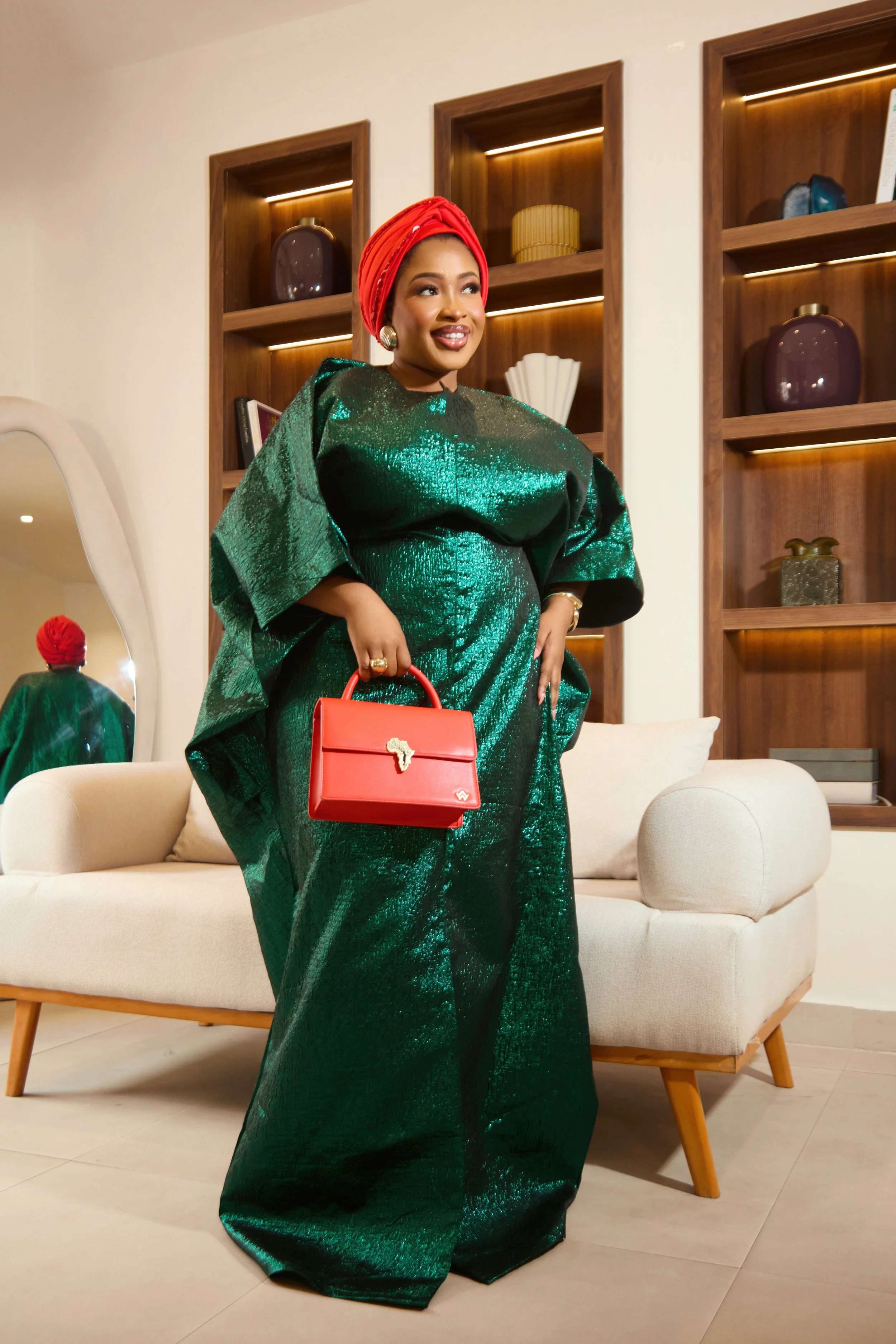 Robe: Ziva Lagos//
Sac: Aliwax//
Turban: Nina Boutique//
Boucles d'oreilles: Nina Boutique//
Photo: Oronce Photographie//
Direction Artistique: MxDonna & Co