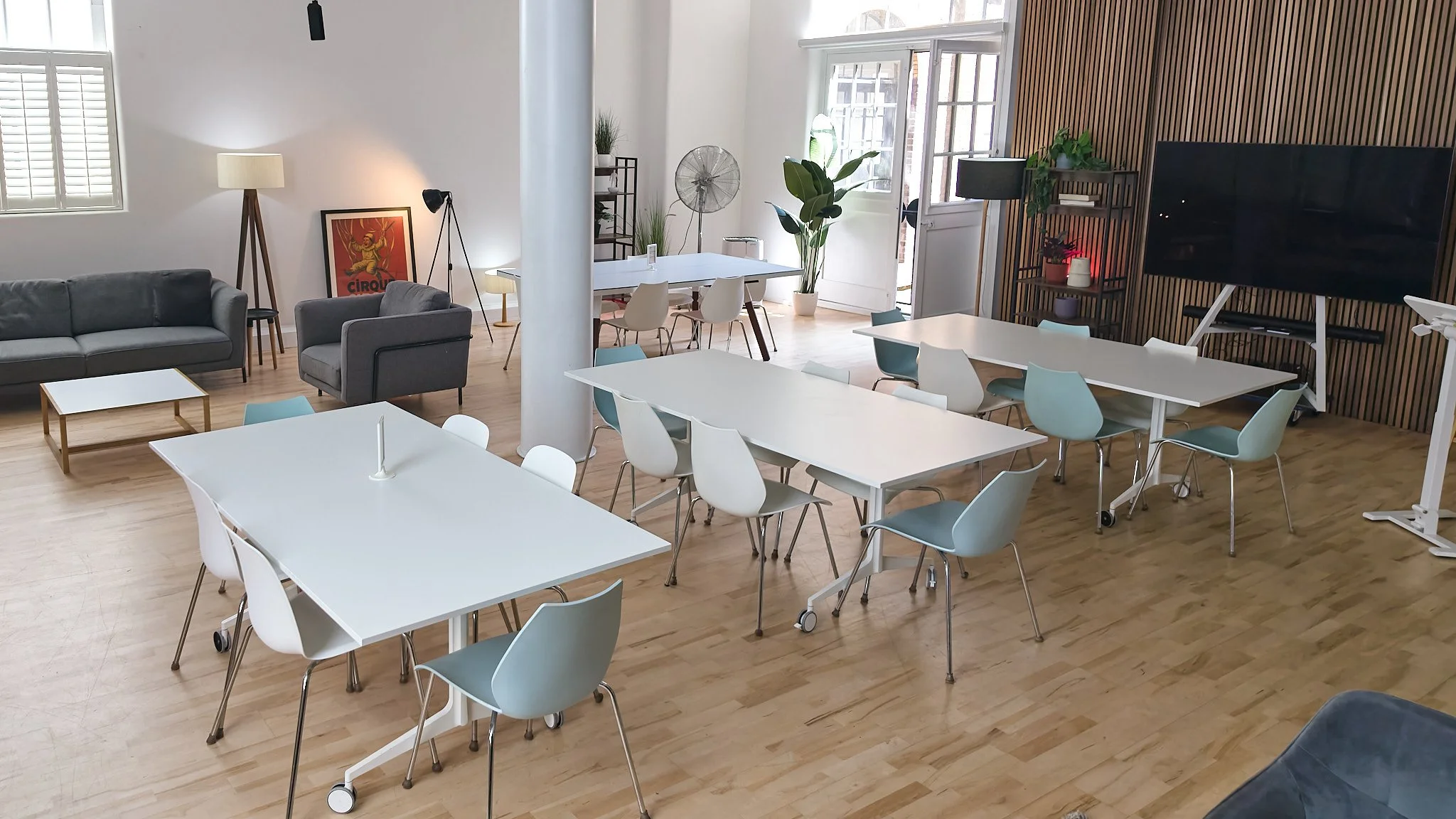 Relaxed lounge & tables combined – Sofas and worktables sharing the space for a mixed-format event.