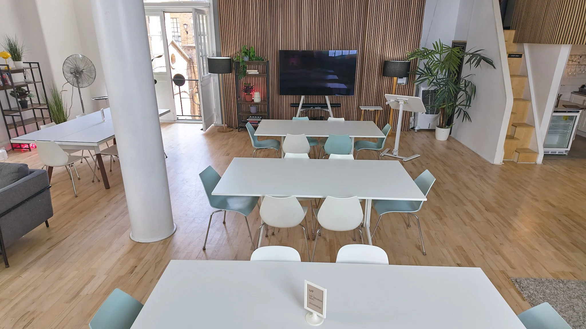 Flexible seminar setup – Round-table configuration facing the presentation screen, ideal for training days and workshops.