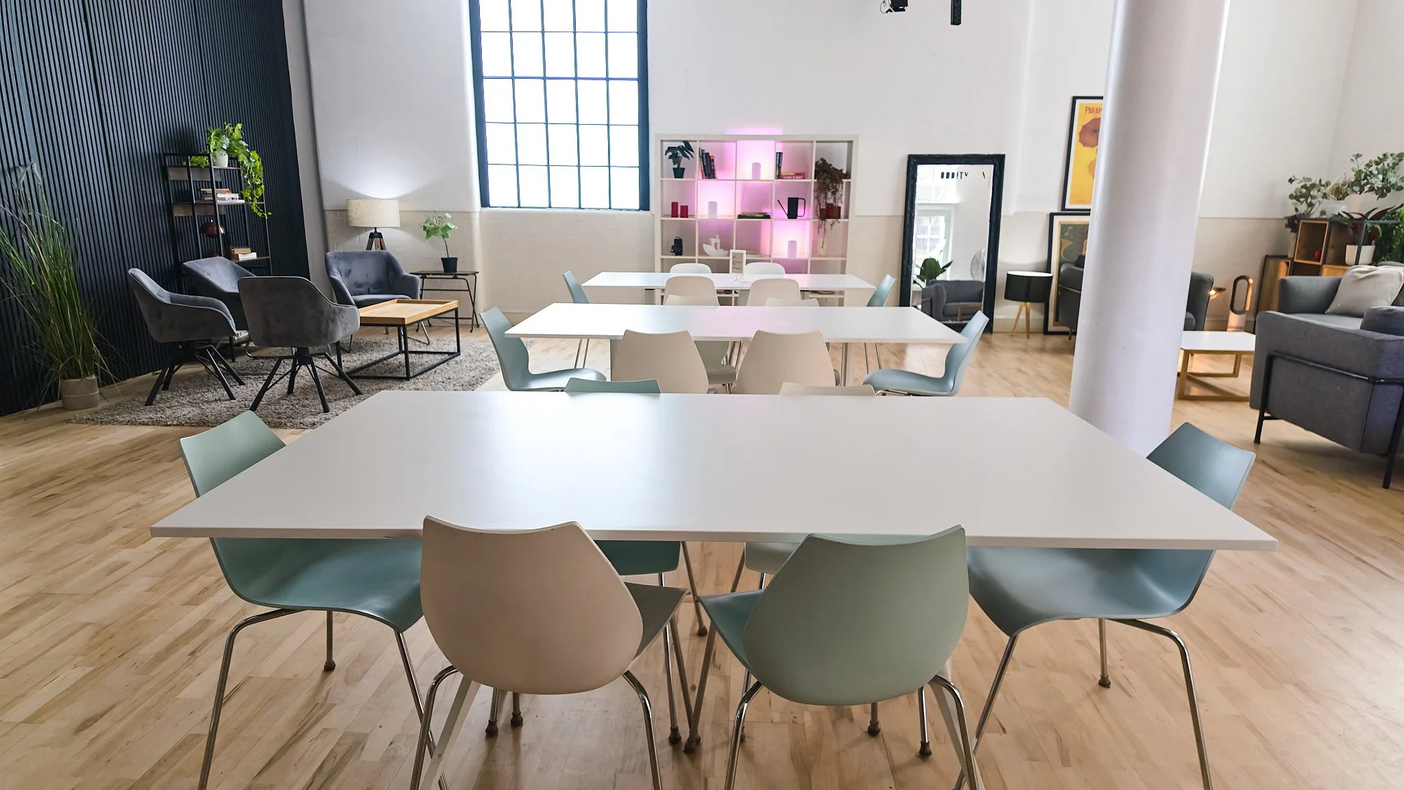Warm break-out corner – Soft seating and mood lighting for informal networking or downtime between sessions.