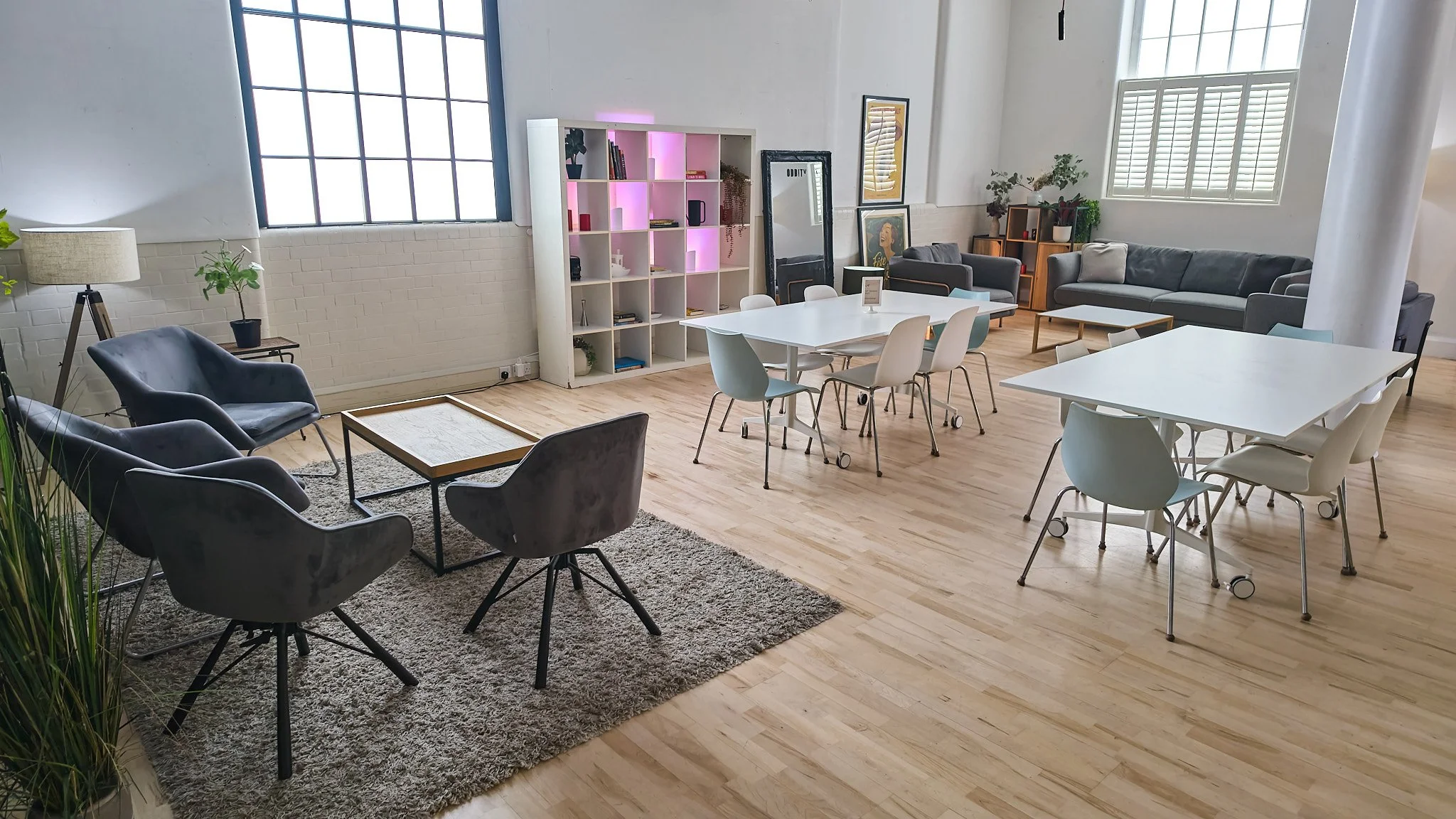 Cosy seating area – Velvet armchairs around a coffee table, perfect for informal chats or interviews.