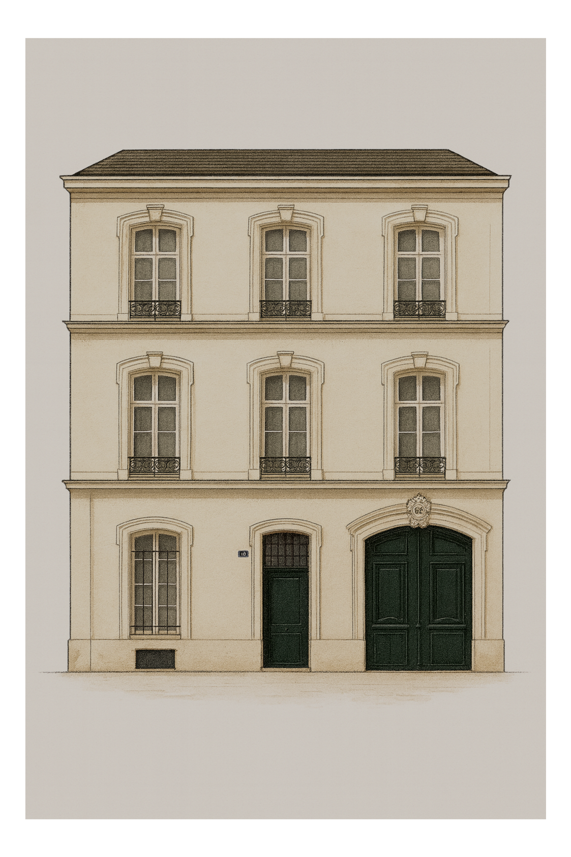 Façade d'un bâtiment ancien de trois étages avec des fenêtres à volets et un grand portail en bois vert, décoré d'une sculpture au-dessus de l'entrée.