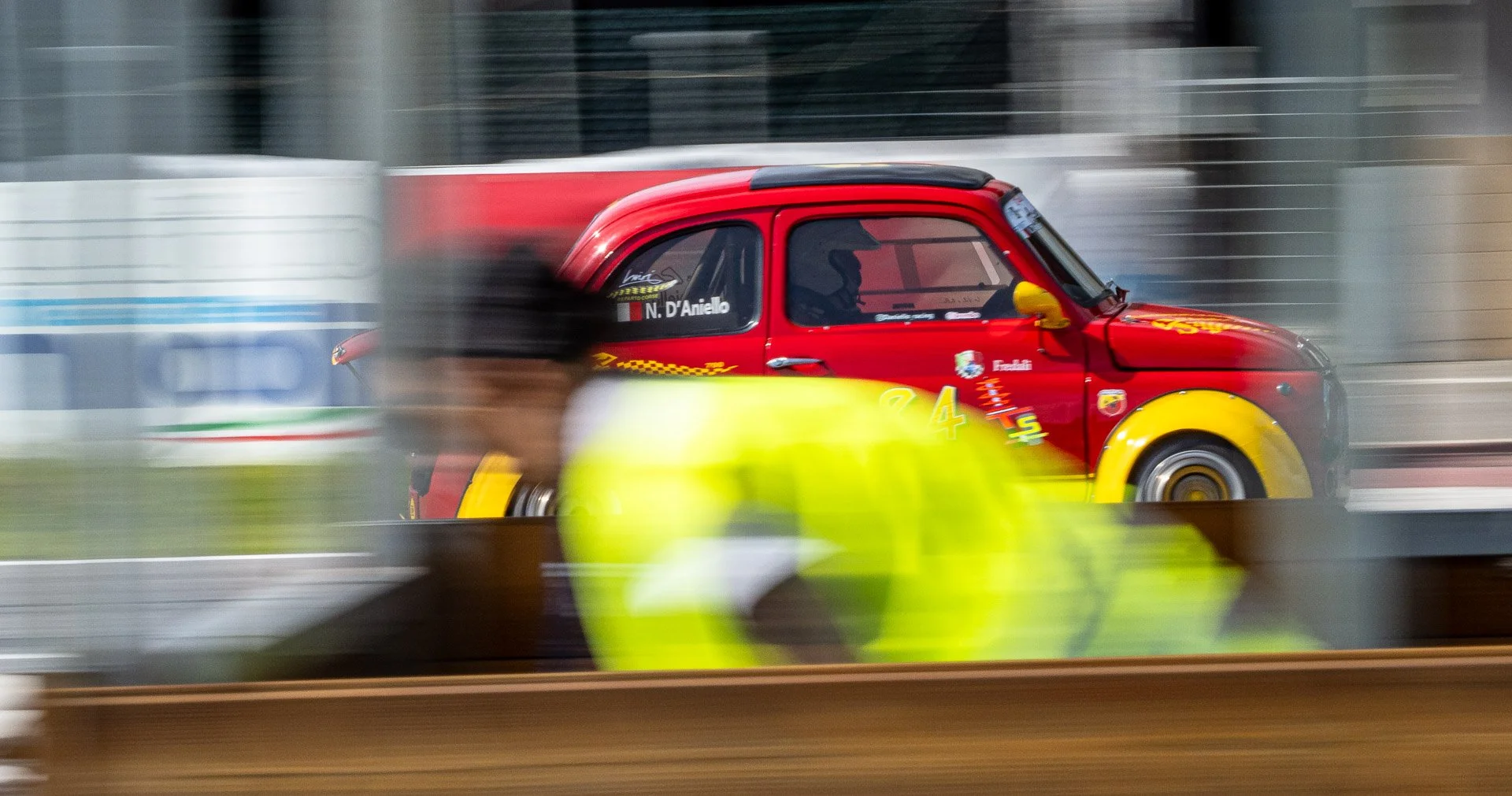 Panning auto rossa contrasto gilet giallo.jpg