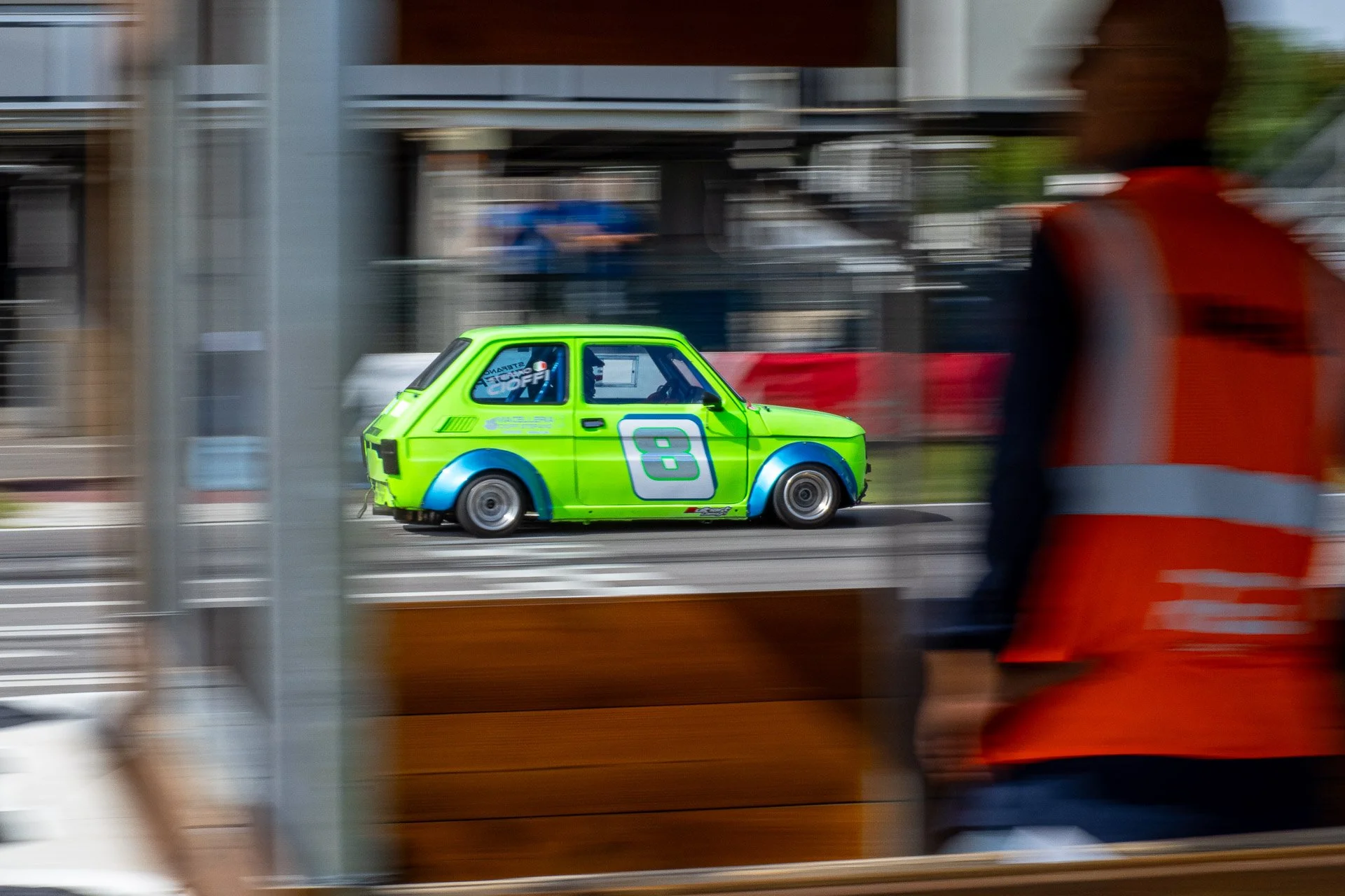 Panning auto verde cornice.jpg