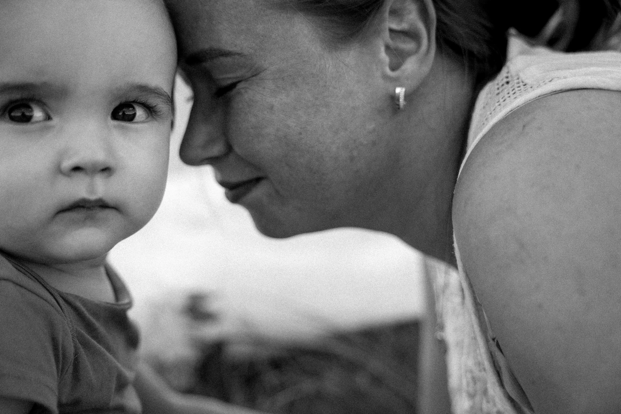 Inniger Moment zwischen Mama und Baby