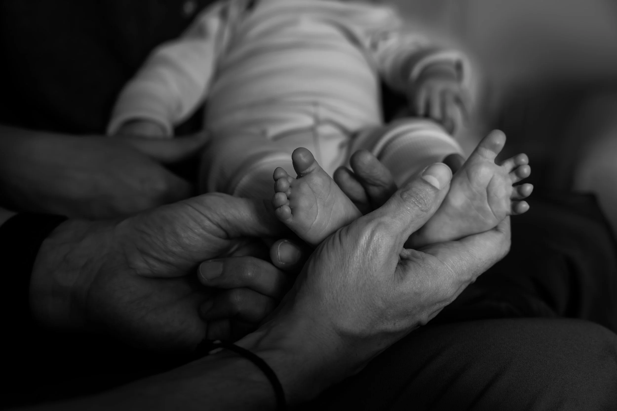 Detailaufnahme der kleinen Füße eines Babys während eines natürlichen Newbornshootings in Hannover.
