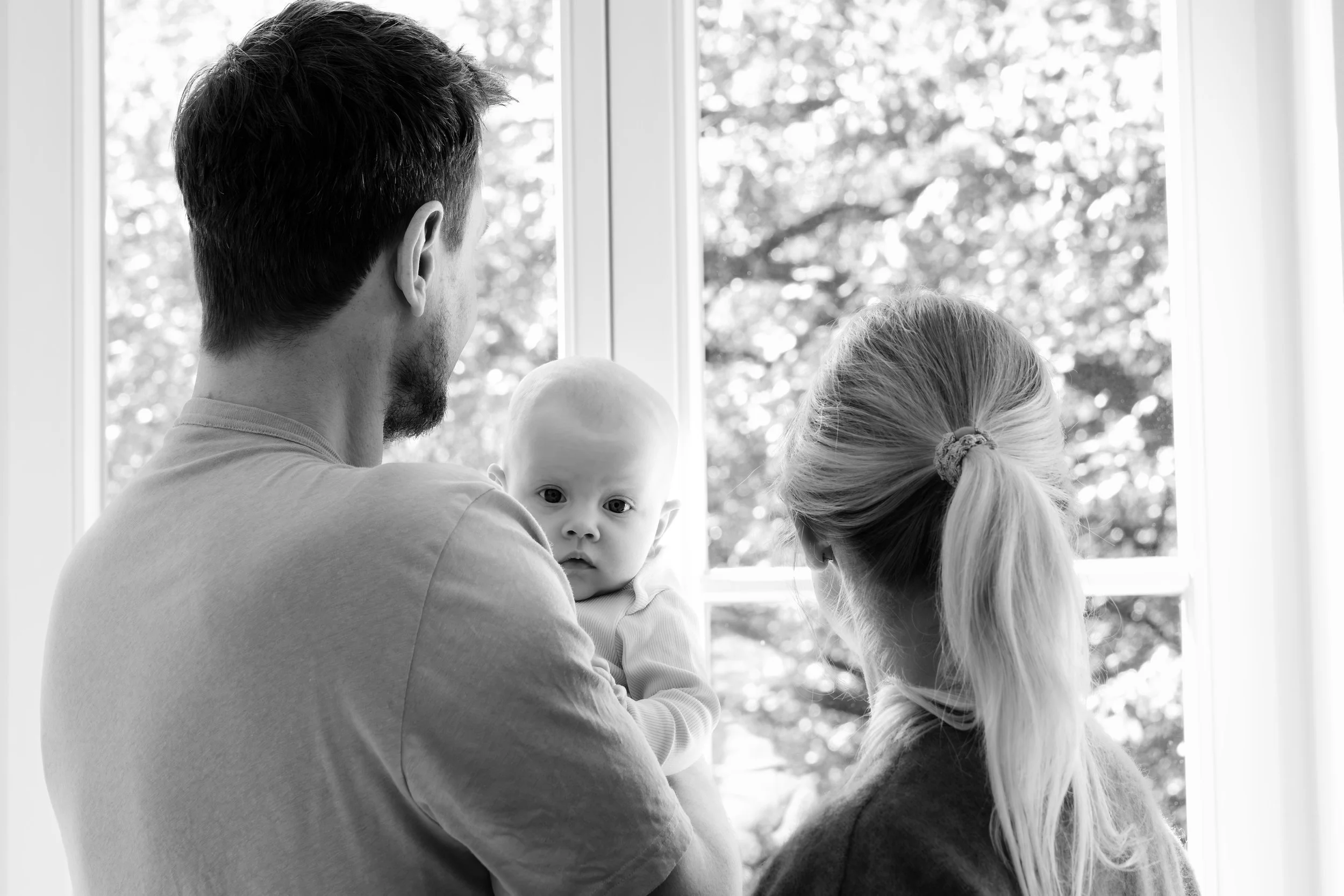 Mutter hält ihr Baby bei einem natürlichen Newborn-Shooting in Hannover