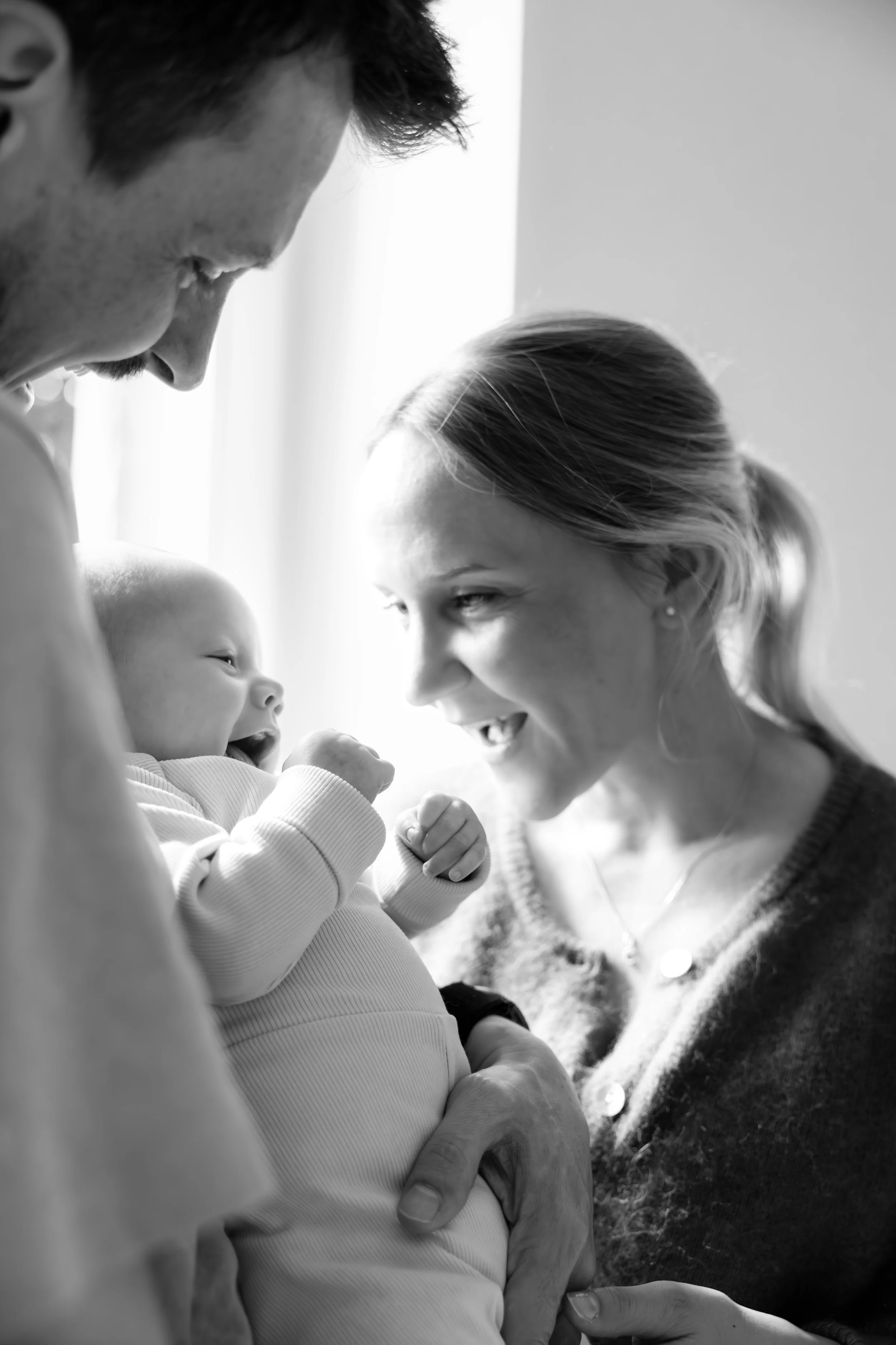 Inniger Moment zwischen Mutter und Baby während eines natürlichen Newbornshootings in Hannover.