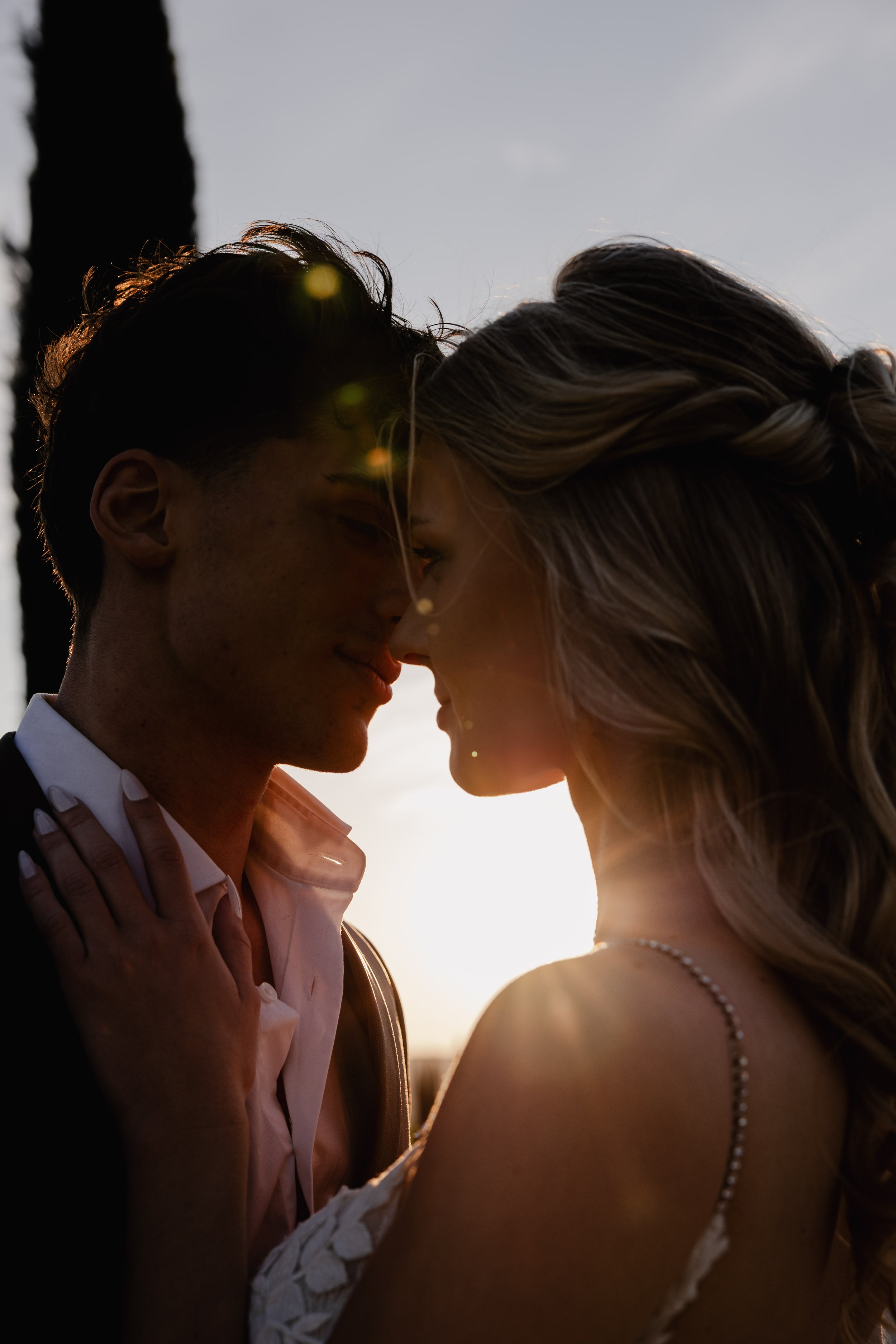 Brautpaar beim Paarshooting im warmen Abendlicht während einer Hochzeit.
