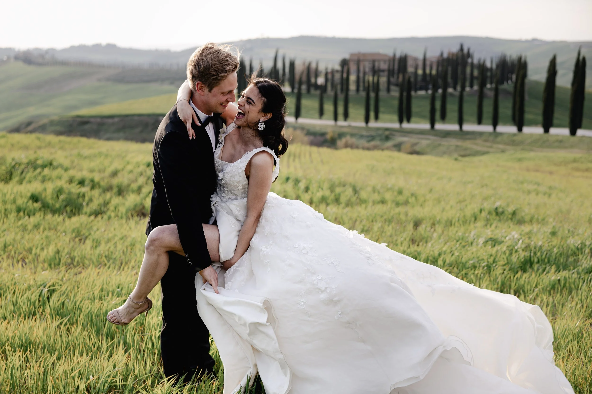 Authentisches Brautpaarshooting einer Destination Wedding in der Toskana zwischen Weinbergen und Zypressen