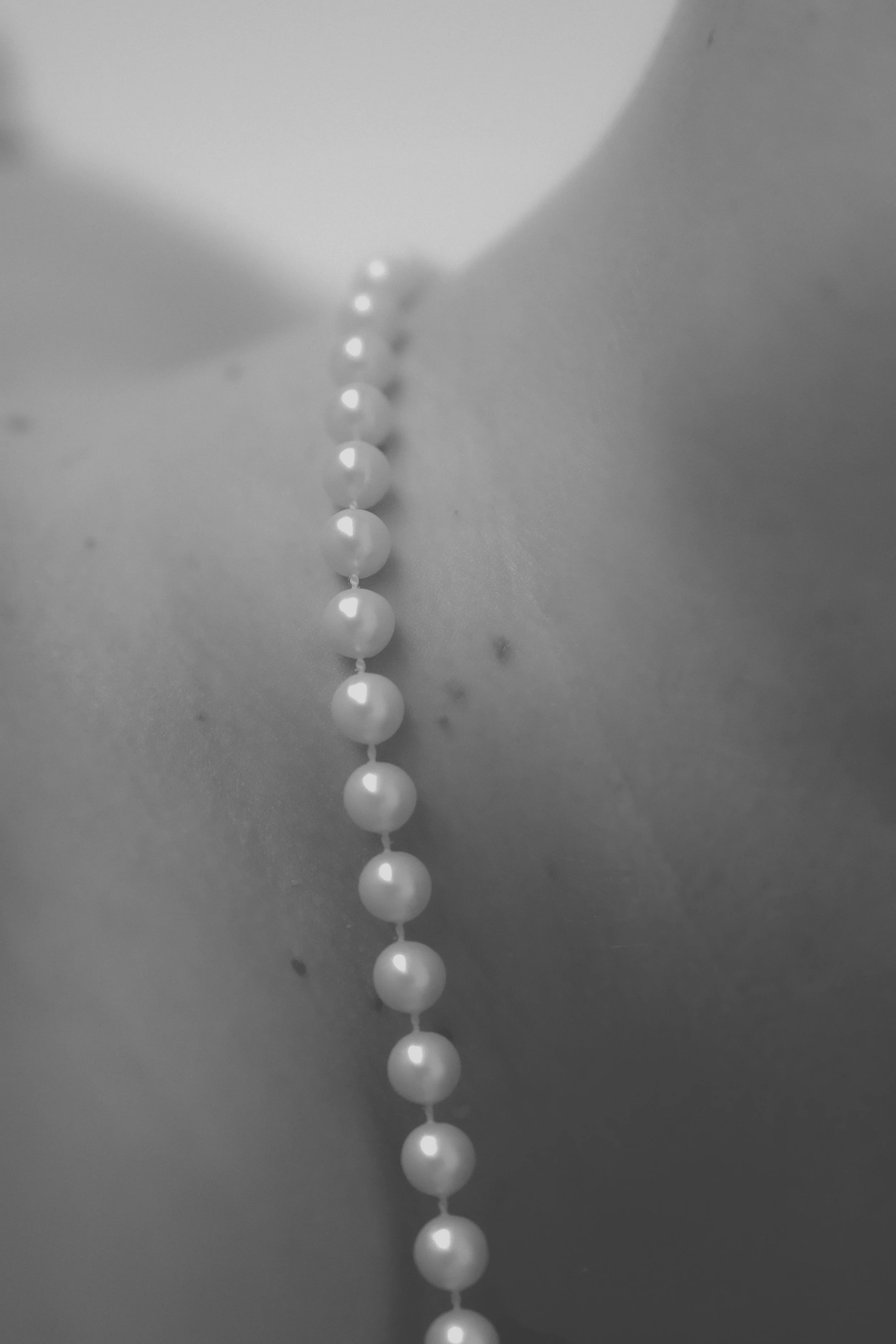 Editorial Hochzeitsfotografie Detail – Perlenkette in Schwarzweiß, ästhetische Brautdetails