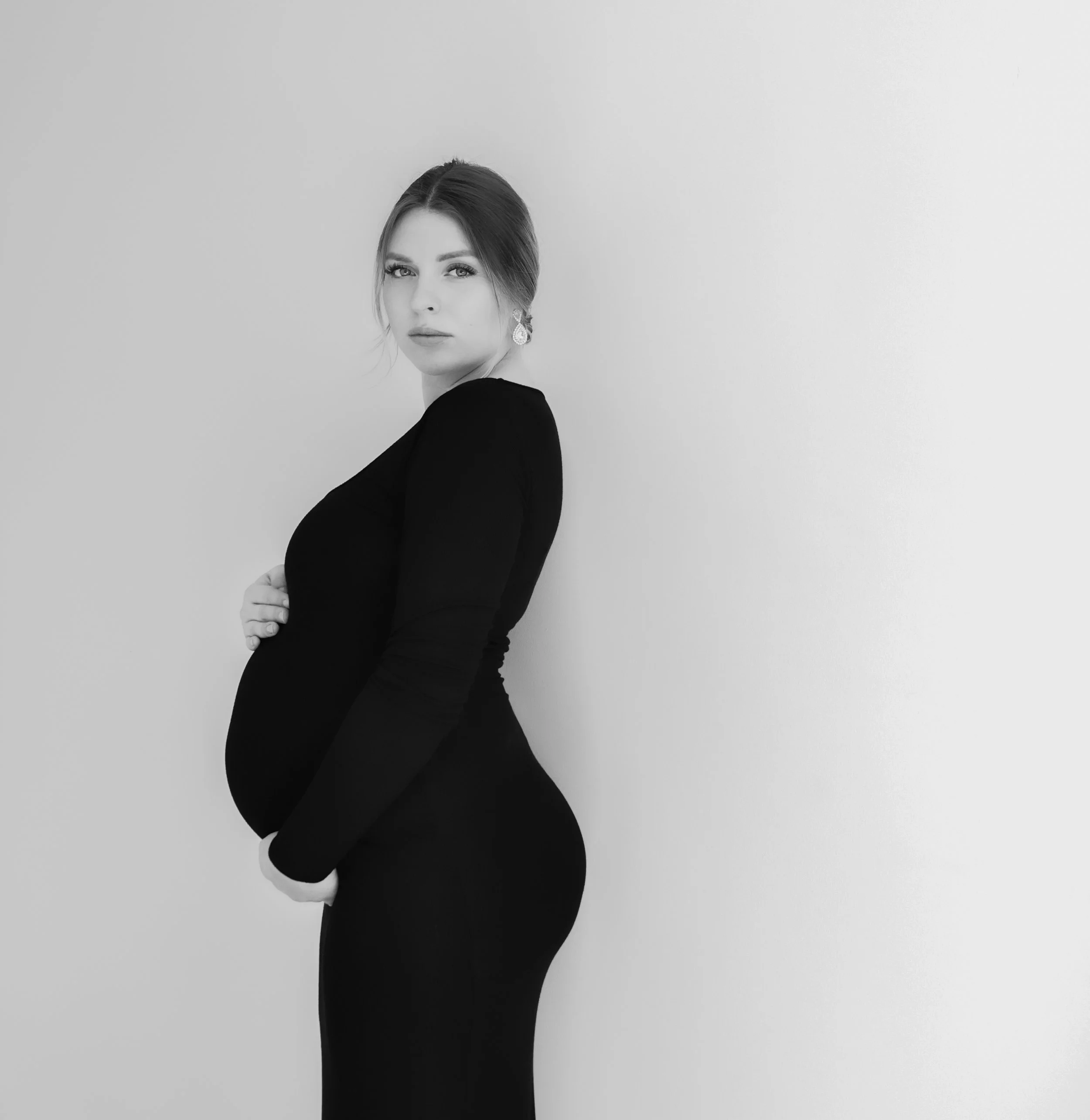 Schwarz-Weiß-Porträt einer werdenden Mutter während eines natürlichen Babybauchshootings in Hannover.