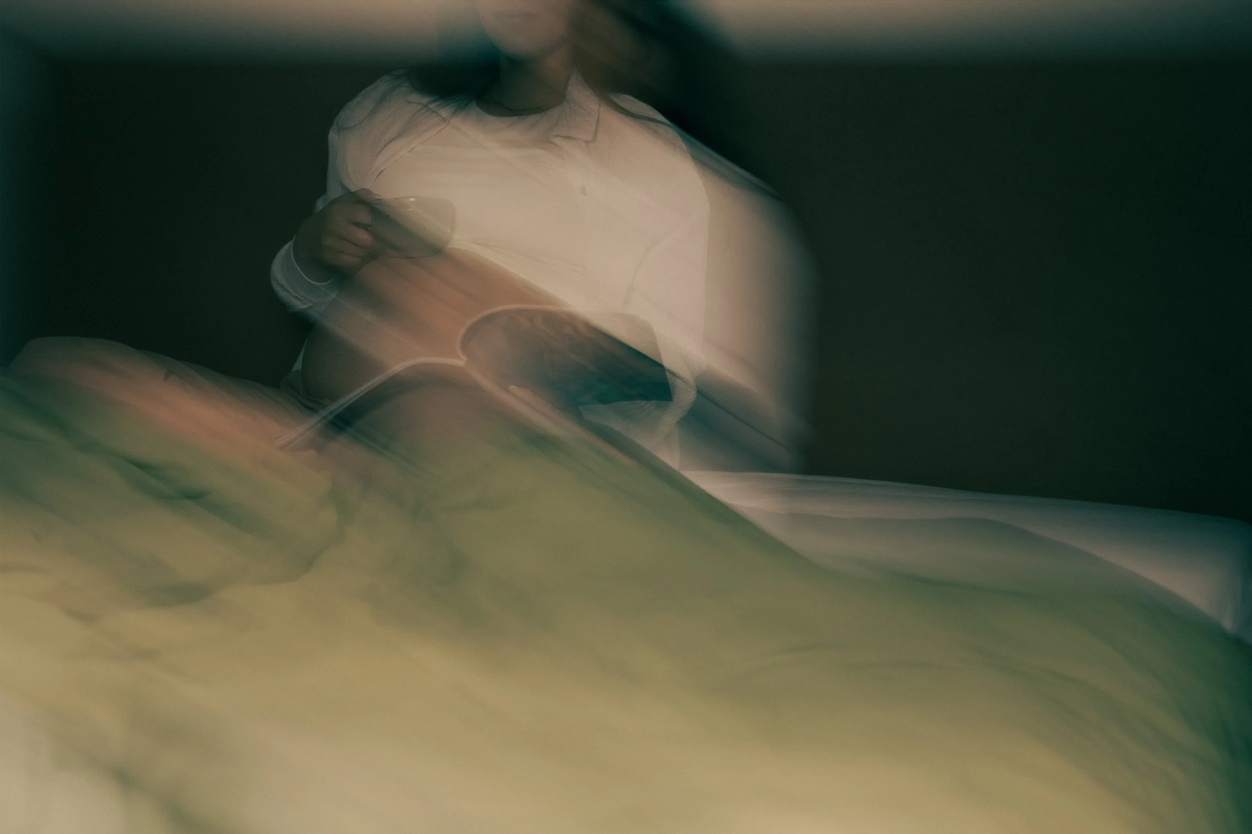 Künstlerische Aufnahme einer werdenden Mutter während eines natürlichen Babybauchshootings in Hannover.