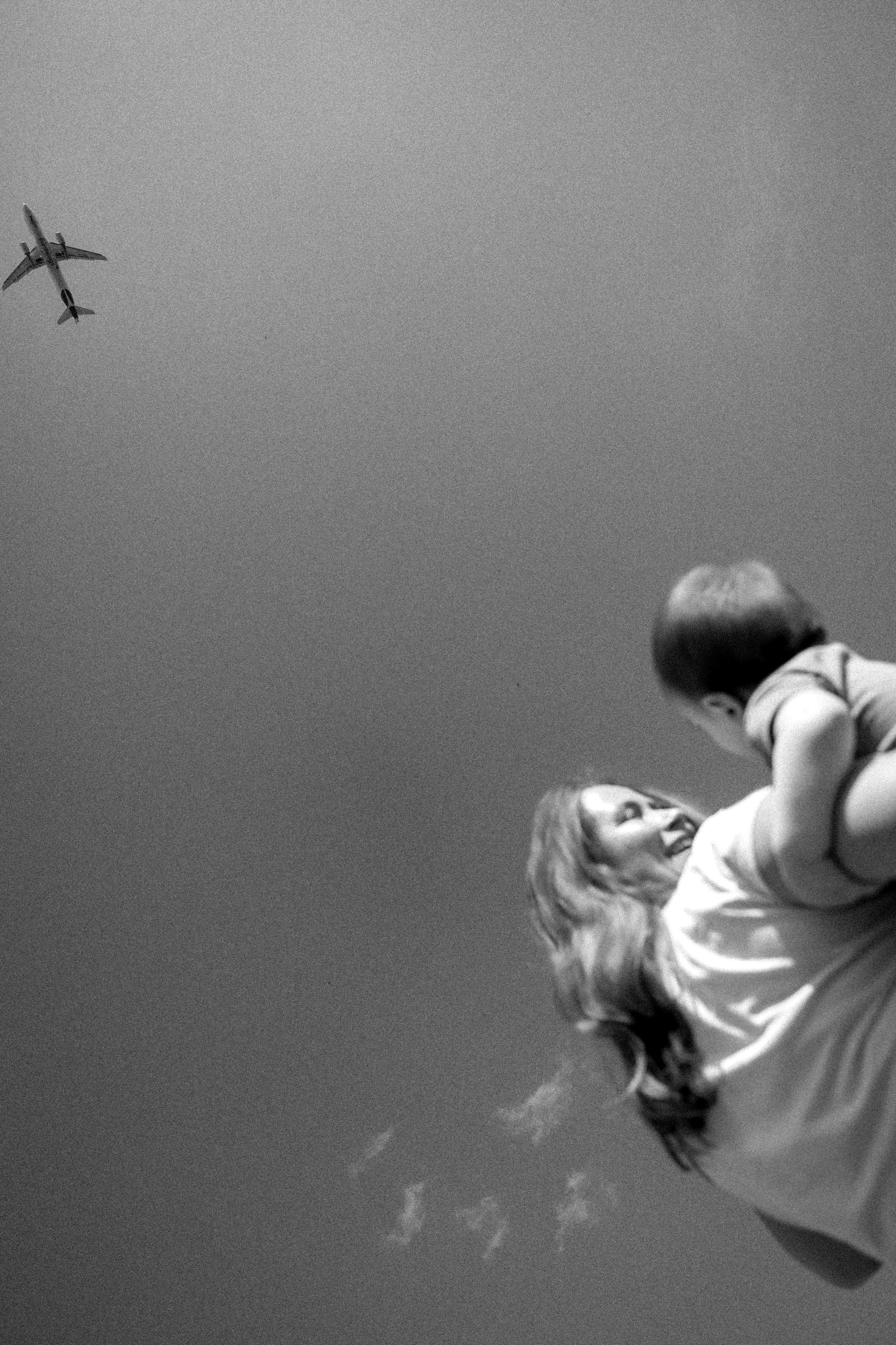Mutter mit Baby auf dem Arm, beim newbornshooting, Outdoor in Hannover