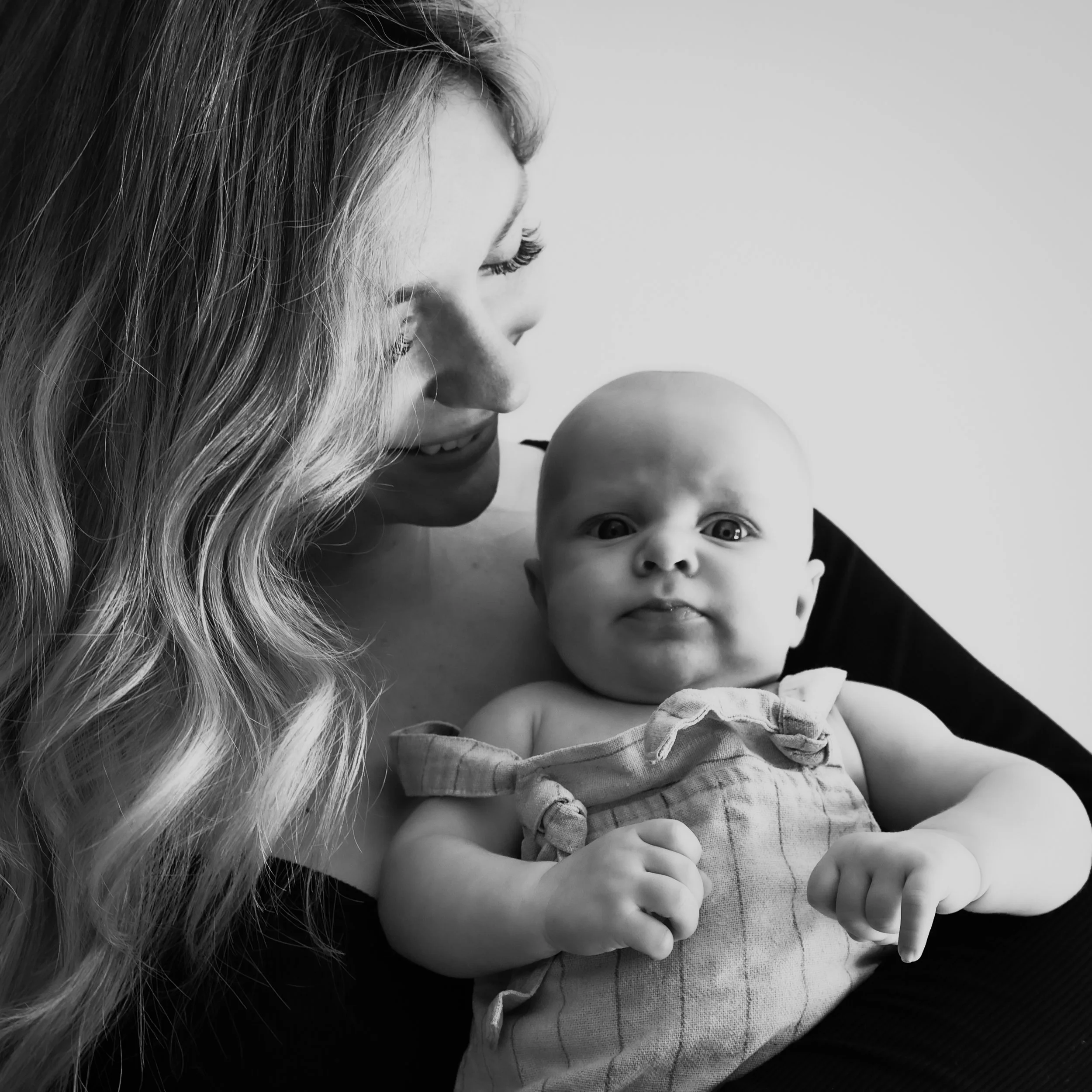 Liebevoller Moment zwischen Mutter und Baby während einer natürlichen Newbornfotografie in Hannover.