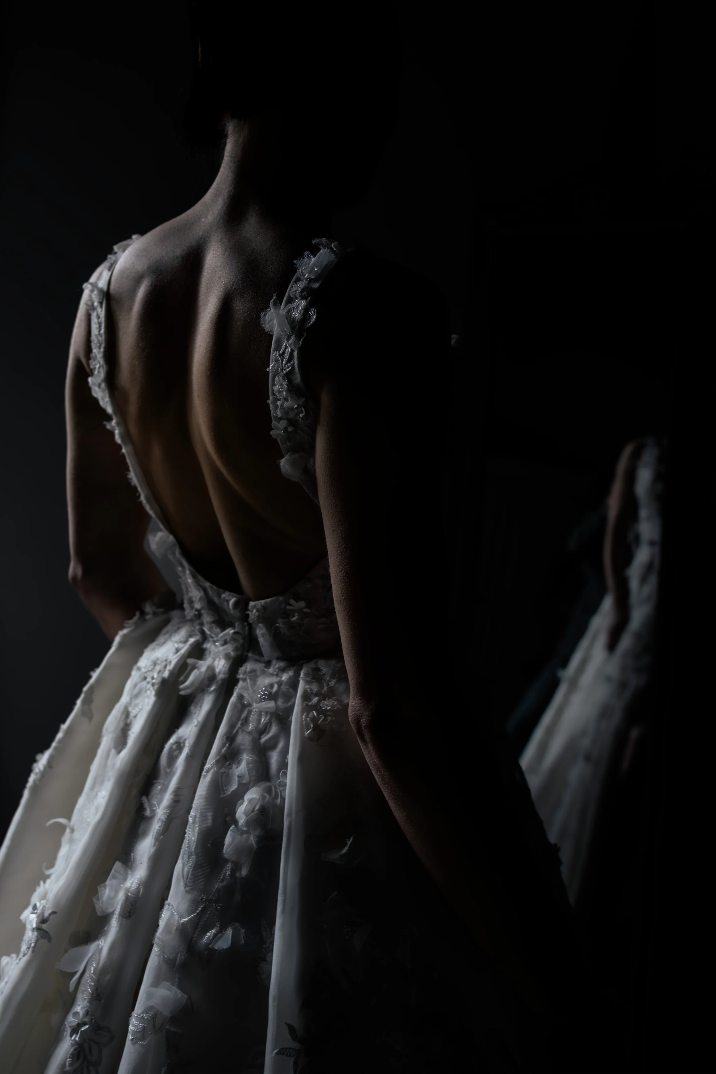 Detailaufnahme eines Brautkleides während des Getting Ready vor einer Hochzeit in Hannover, fotografiert im dokumentarischen Reportagestil.