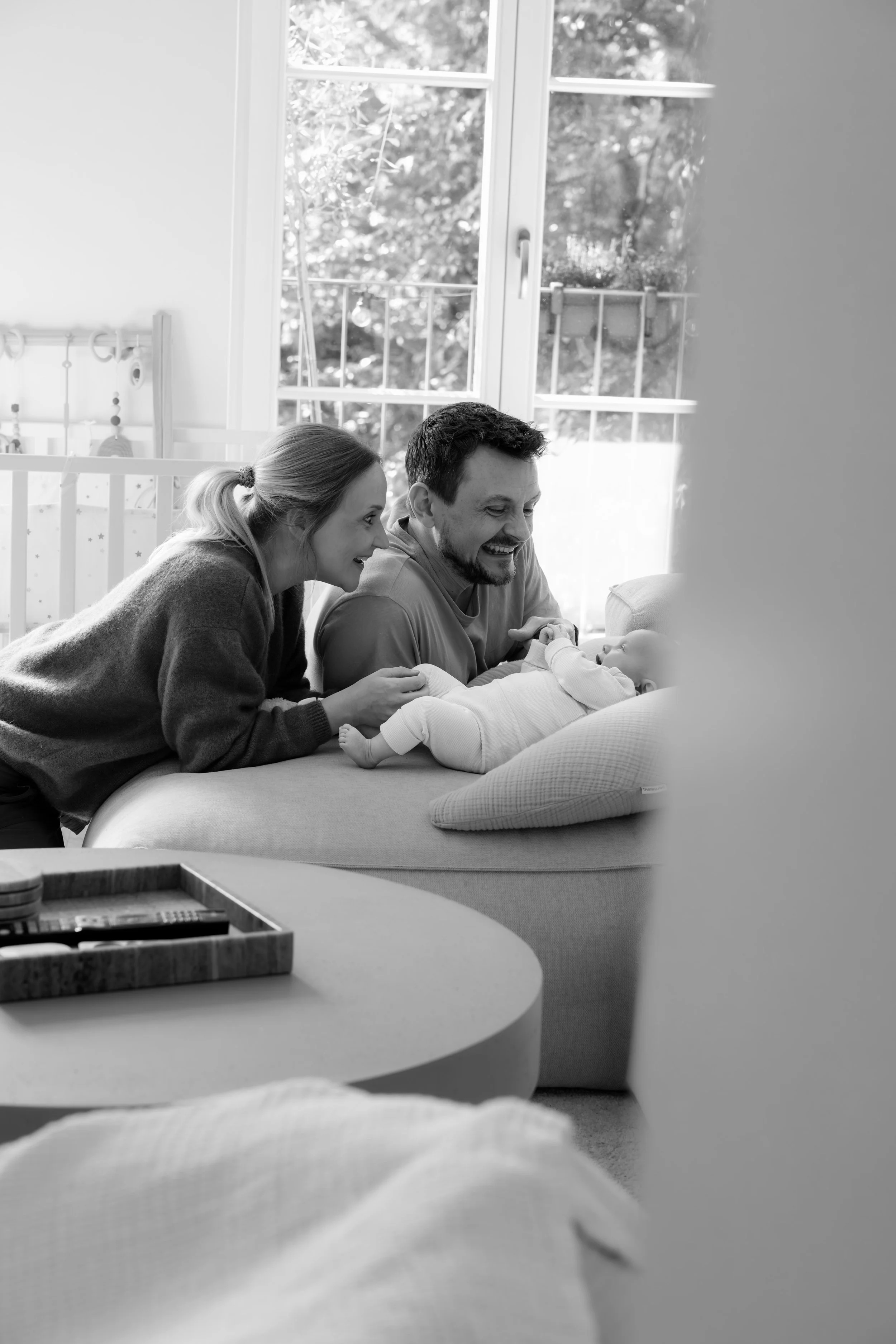Eltern verbringen während eines natürlichen Newbornshootings in Hannover Zeit mit ihrem Baby zuhause.