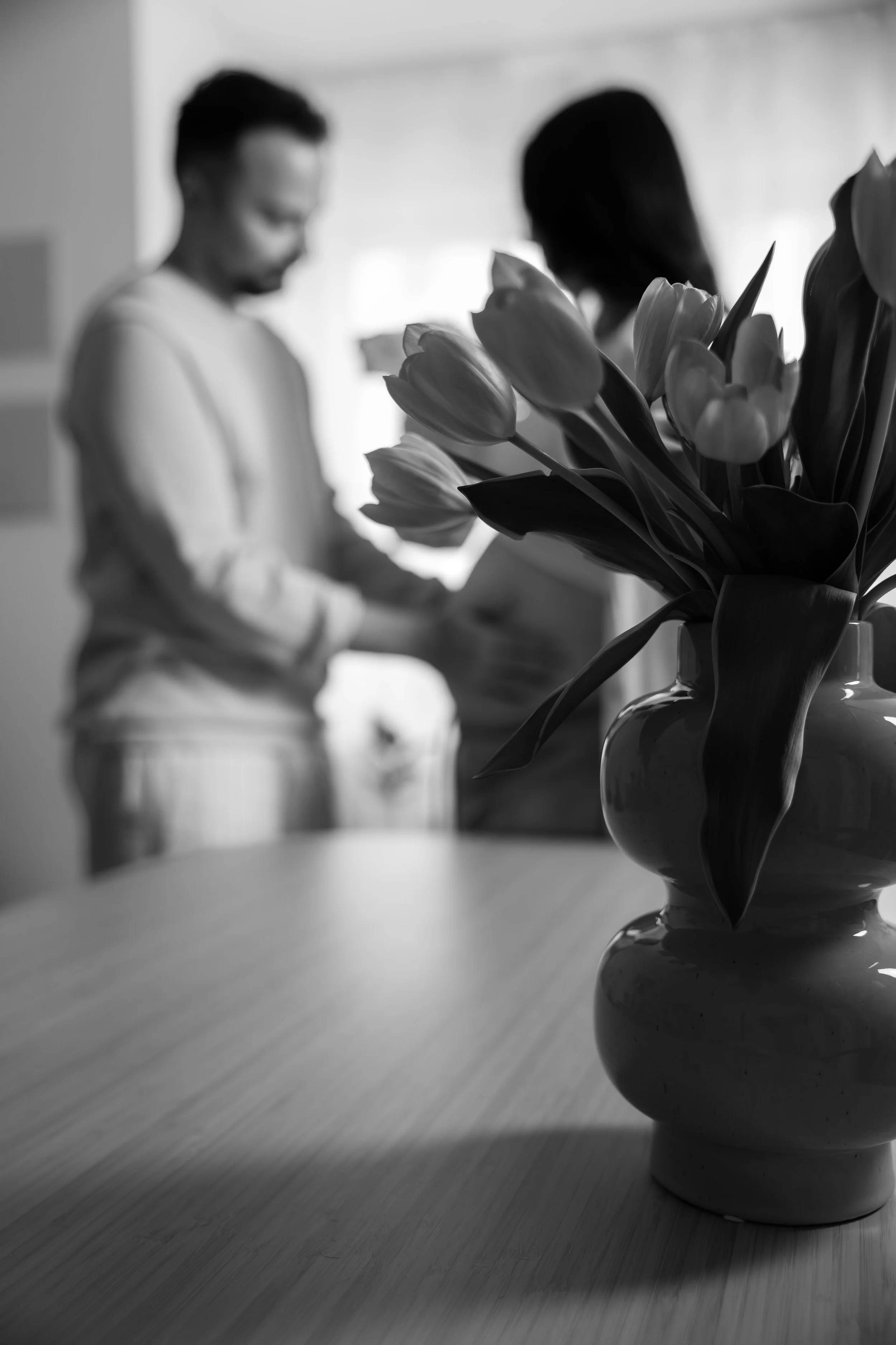 Tulpen im Vordergrund während eines natürlichen Babybauchshootings zuhause in Hannover.