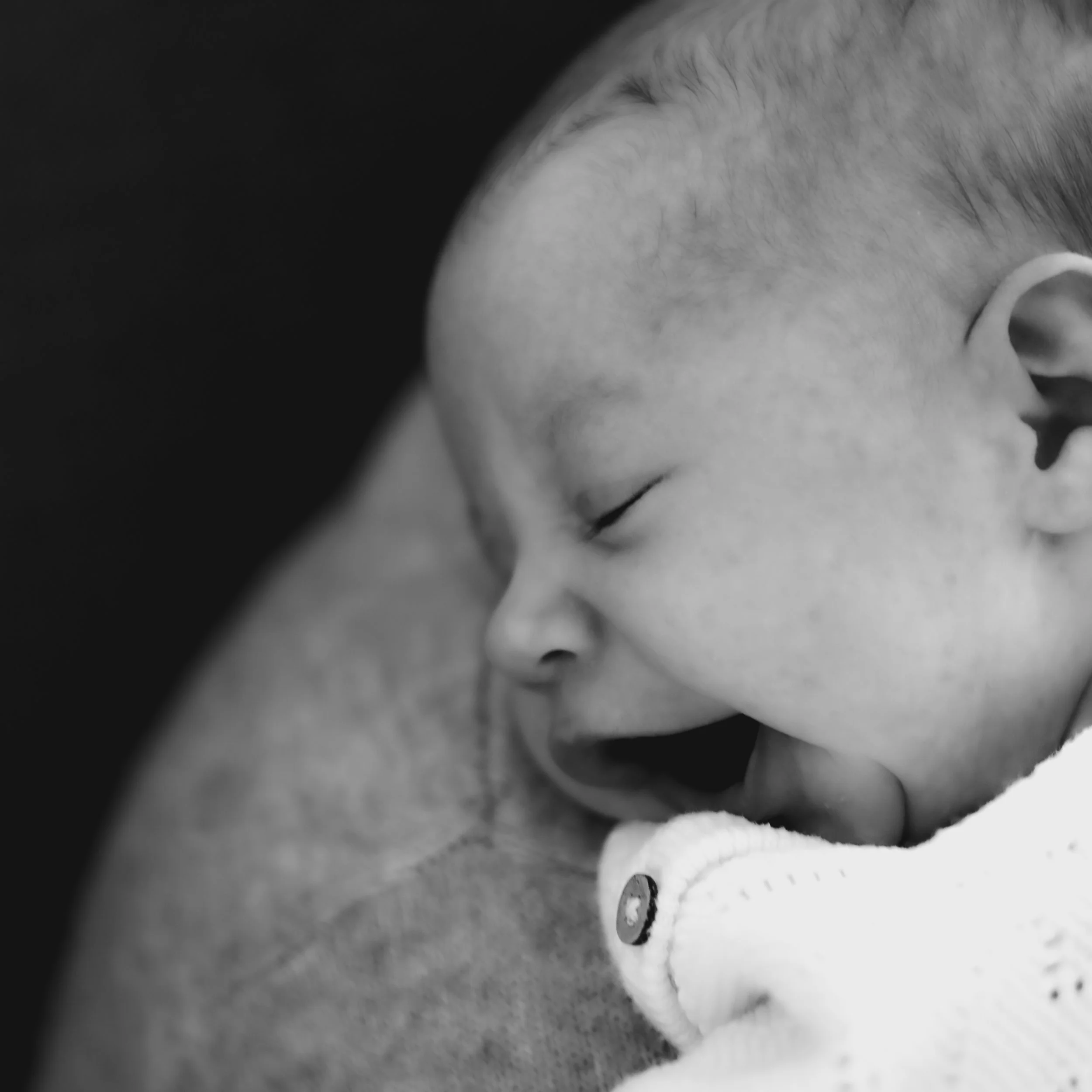 Neugeborenes Baby während eines natürlichen Familienshootings in Hannover.