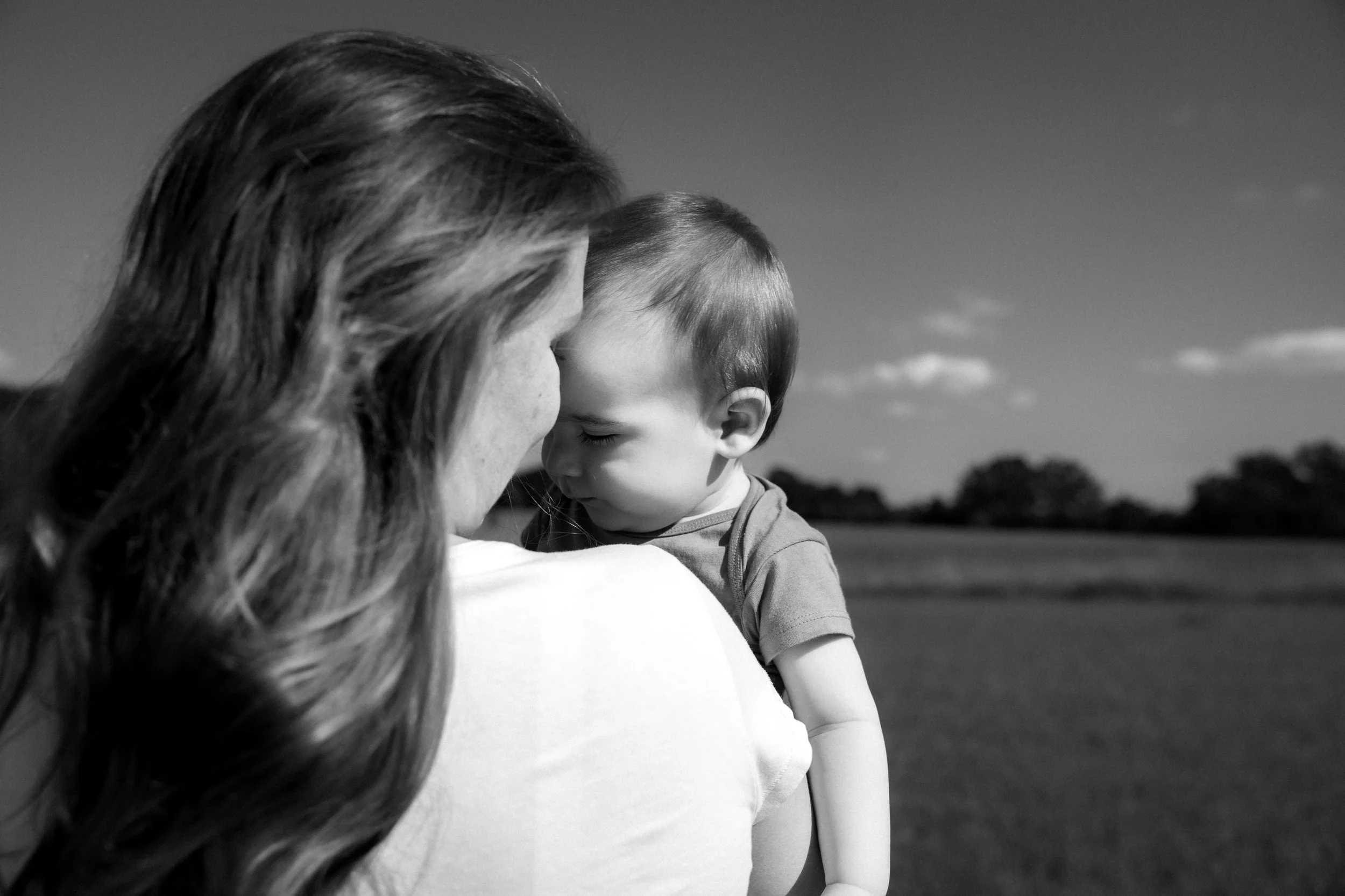 Inniger Moment zwischen Mama und Baby beim Newbornshooting in Hannover