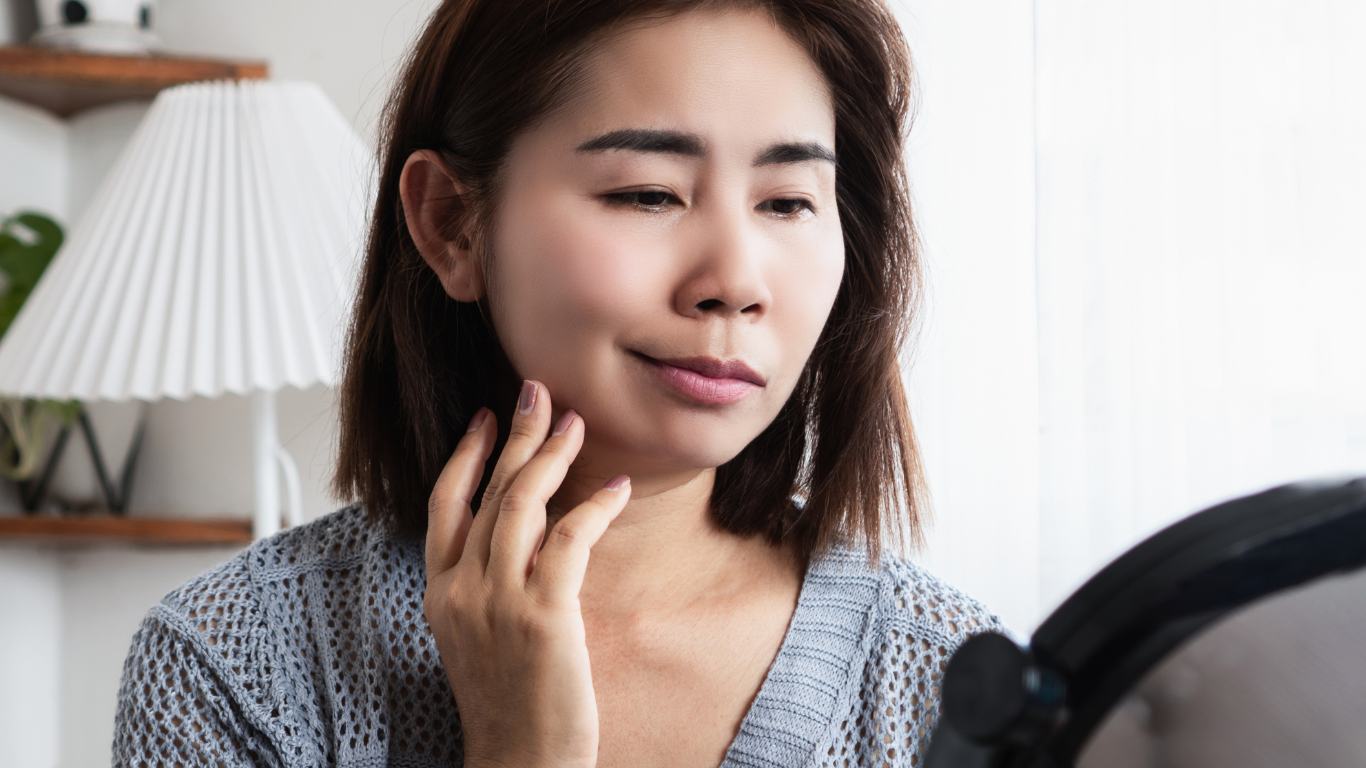 Femme regardant un miroir avec une hémiplégie faciale