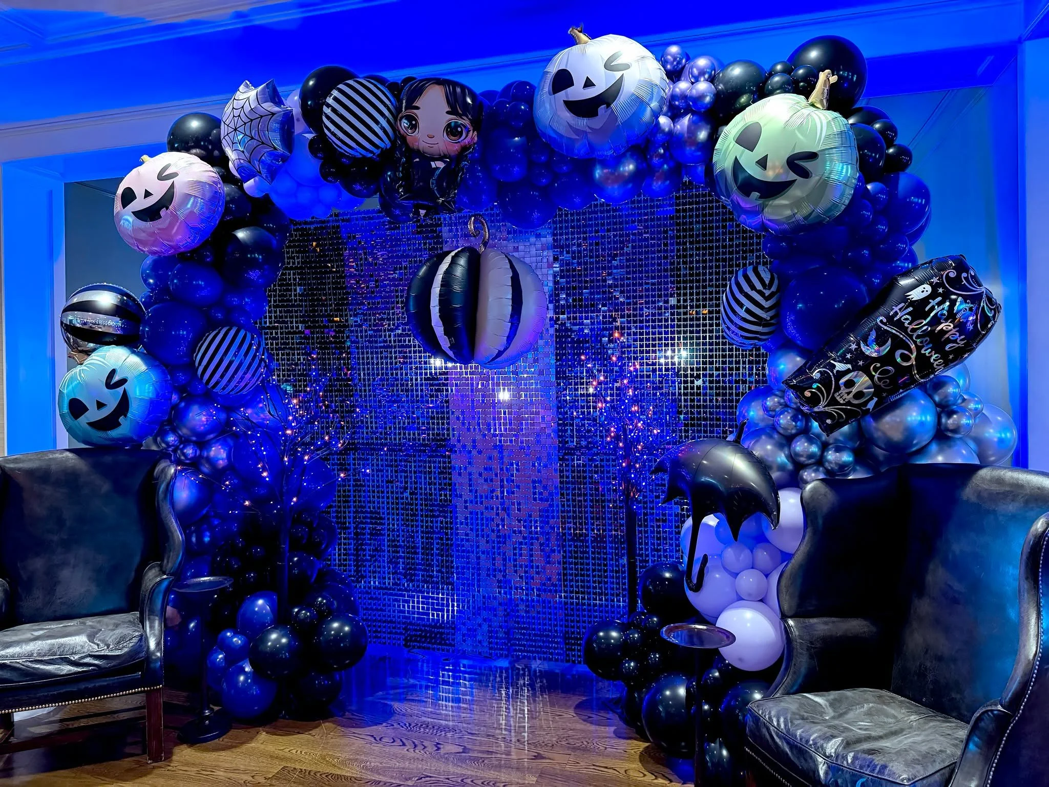 Pumpkins, shimmer, and a touch of balloon magic! 🎃💫
For the Pumpkin Patch at Greenville Country Club, we designed a festive fall setup featuring a stunning shimmer wall and lush balloon garlands that perfectly captured the cozy autumn vibe. 🍁✨

A 