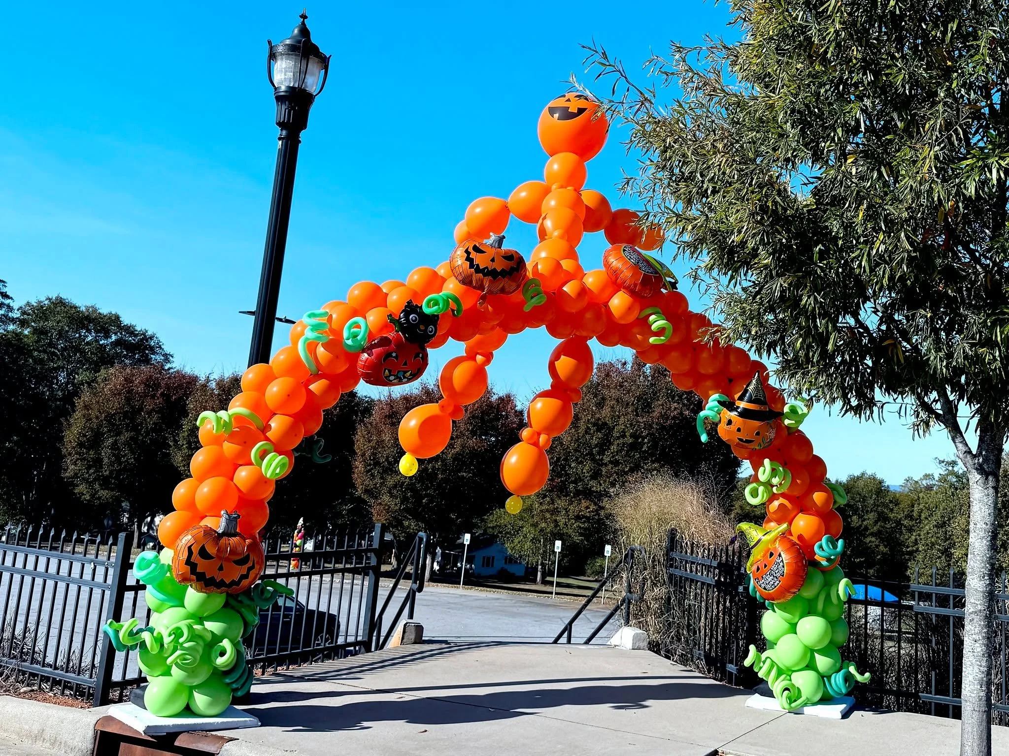 A festival full of fun, fright, and festive flair! 🎃✨
For the Town of Duncan Halloween Festival, we decorated with marquee letters, balloon sculptures, arches, and columns &mdash; making the event feel colorful, exciting, and perfectly Halloween-rea
