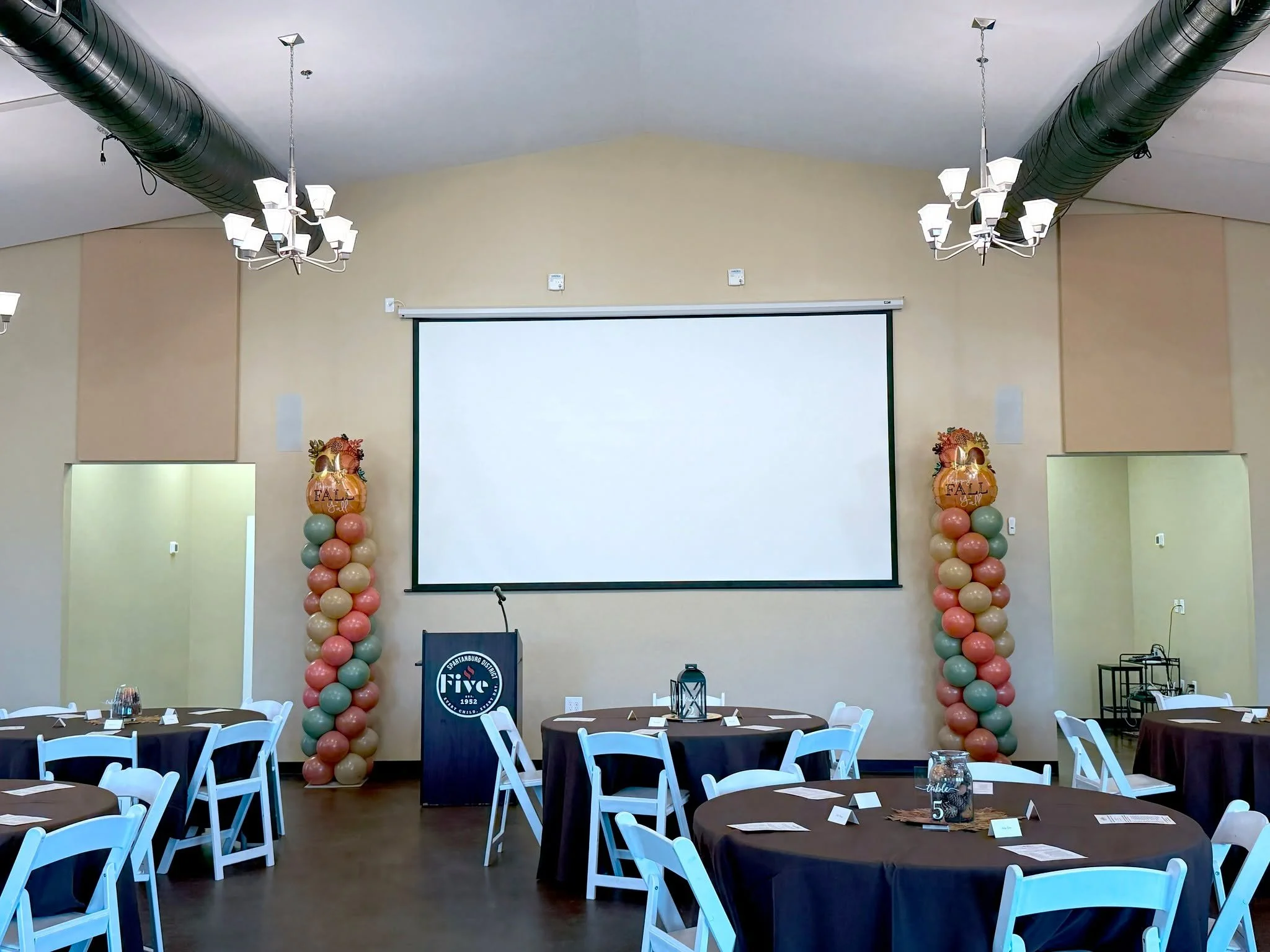 Autumn in full color! 🍂🎈
We decorated the District 5 event with balloon columns in beautiful fall shades, making every corner pop with seasonal fun and festive vibes. ✨

Nothing says fall like balloons and pumpkin-season colors! 🎃

Kristy's Balloo