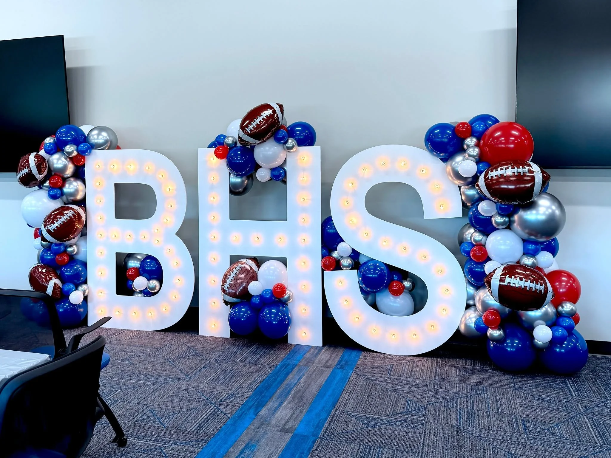 Game day magic! 🏈🎈
We helped the Byrnes High School Touchdown Club celebrate their last home football game with festive balloon decorations in team colors, adding excitement, energy, and school spirit to the big day. 💙❤️

The perfect way to end th