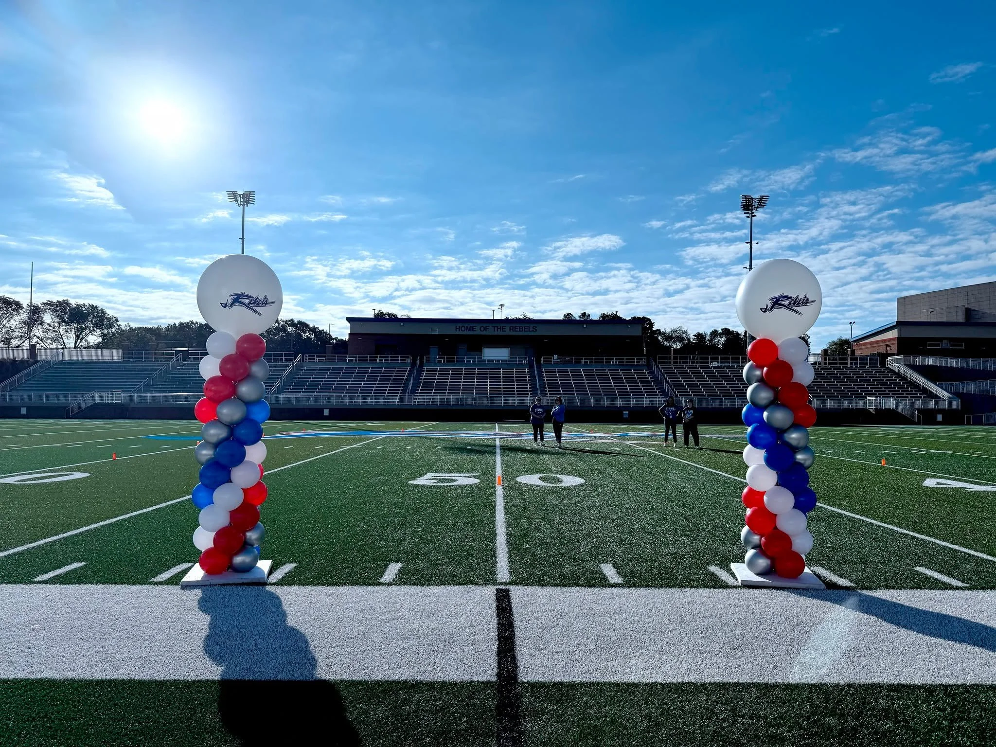 Spirit level: 💯🔥
Our balloons brought major game-day energy to Byrnes High School&rsquo;s Powderpuff and Homecoming Football Games! 🏈🎉

From a bold blue, red, and white balloon columns to festive Rebel-themed touches, every setup was packed with 