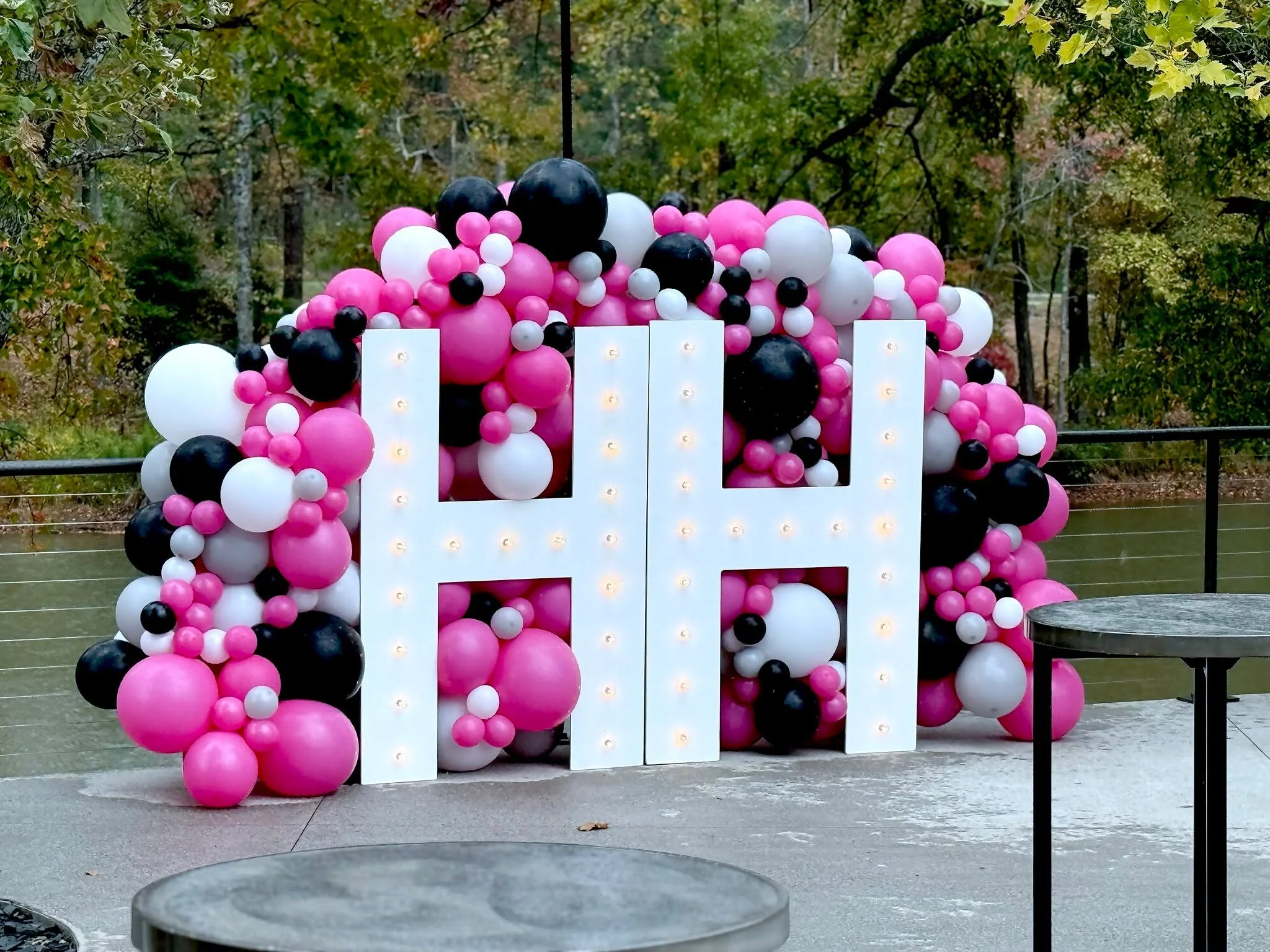 ✨ Corporate elegance meets creative design! 💼🎈
We had the pleasure of decorating the Harte Hanks event at the beautiful Hotel Hartness, featuring our bold 5-foot marquee letters and sophisticated balloon d&eacute;cor that added a touch of modern ch