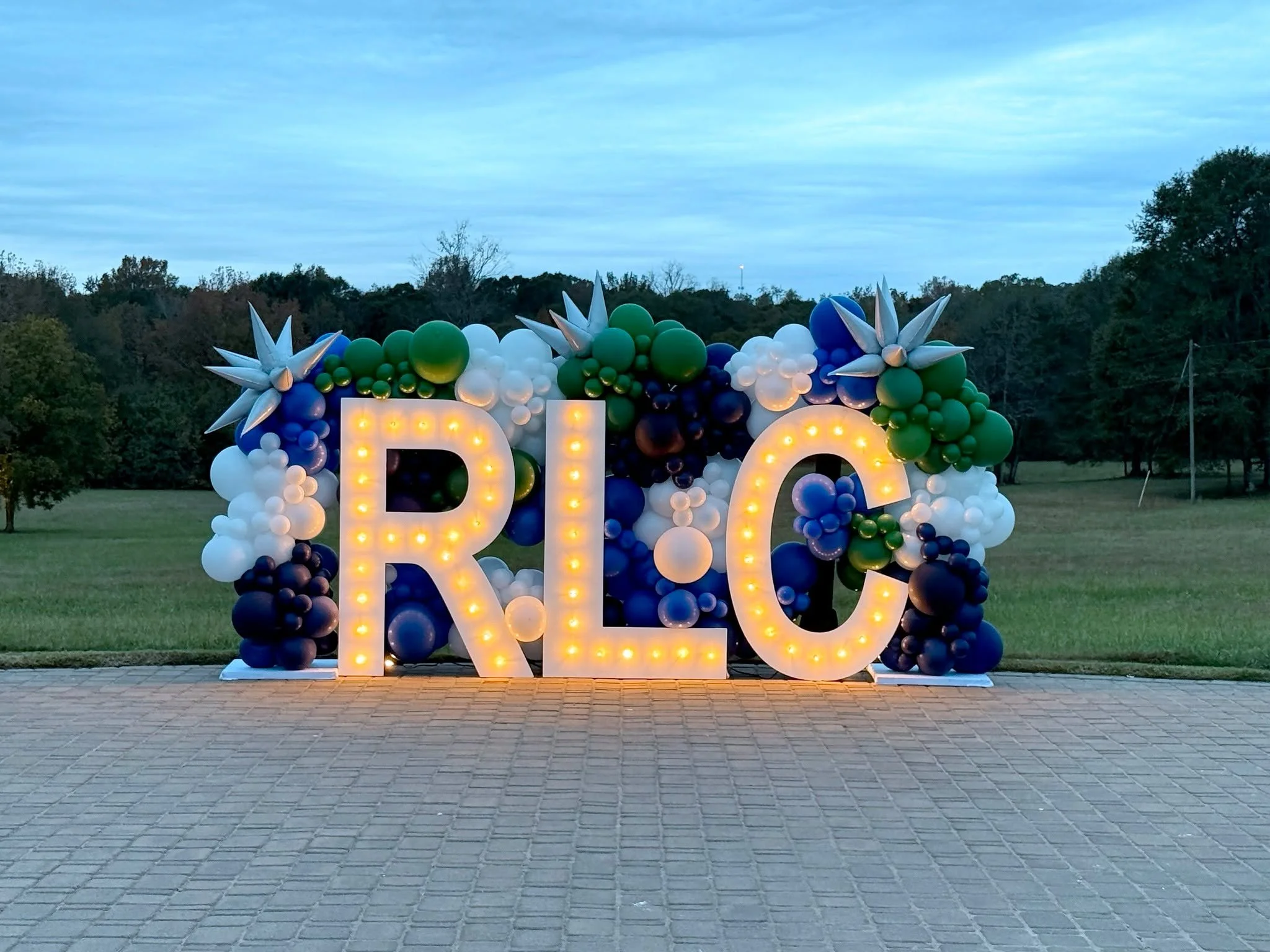 Every detail matters when creating unforgettable events! 💼🎈
For Reedy Land Corporation, we designed a stunning setup featuring our 5-foot marquee letters and custom balloon decorations, bringing energy, style, and a festive touch to the celebration