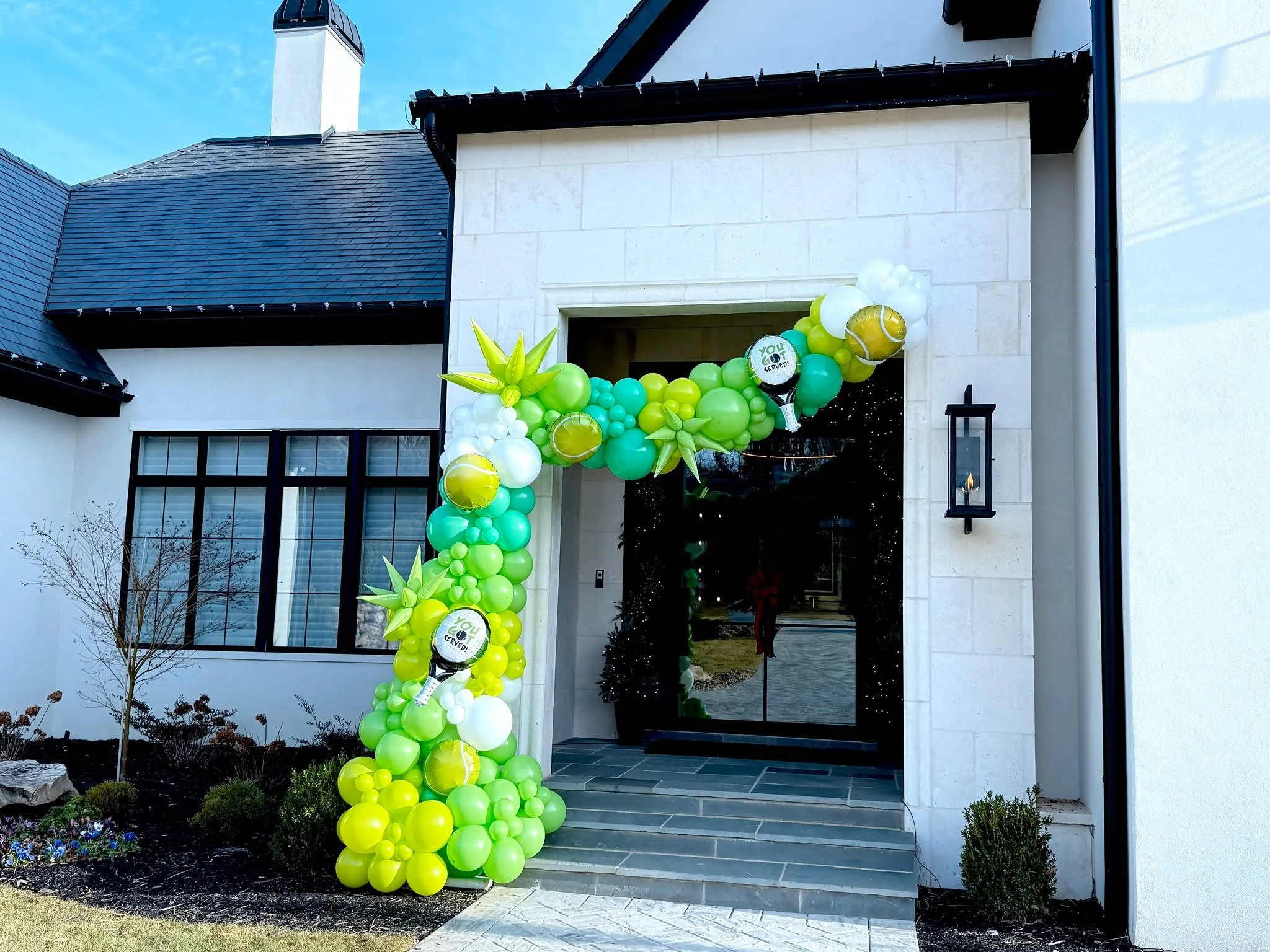 Tennis-themed birthday balloon garland serving up major party vibes! 🎾🎈 This sporty balloon setup was the perfect match for a birthday celebration, bringing bright colors, playful details, and lots of fun to the court-inspired theme. Game, set, cel