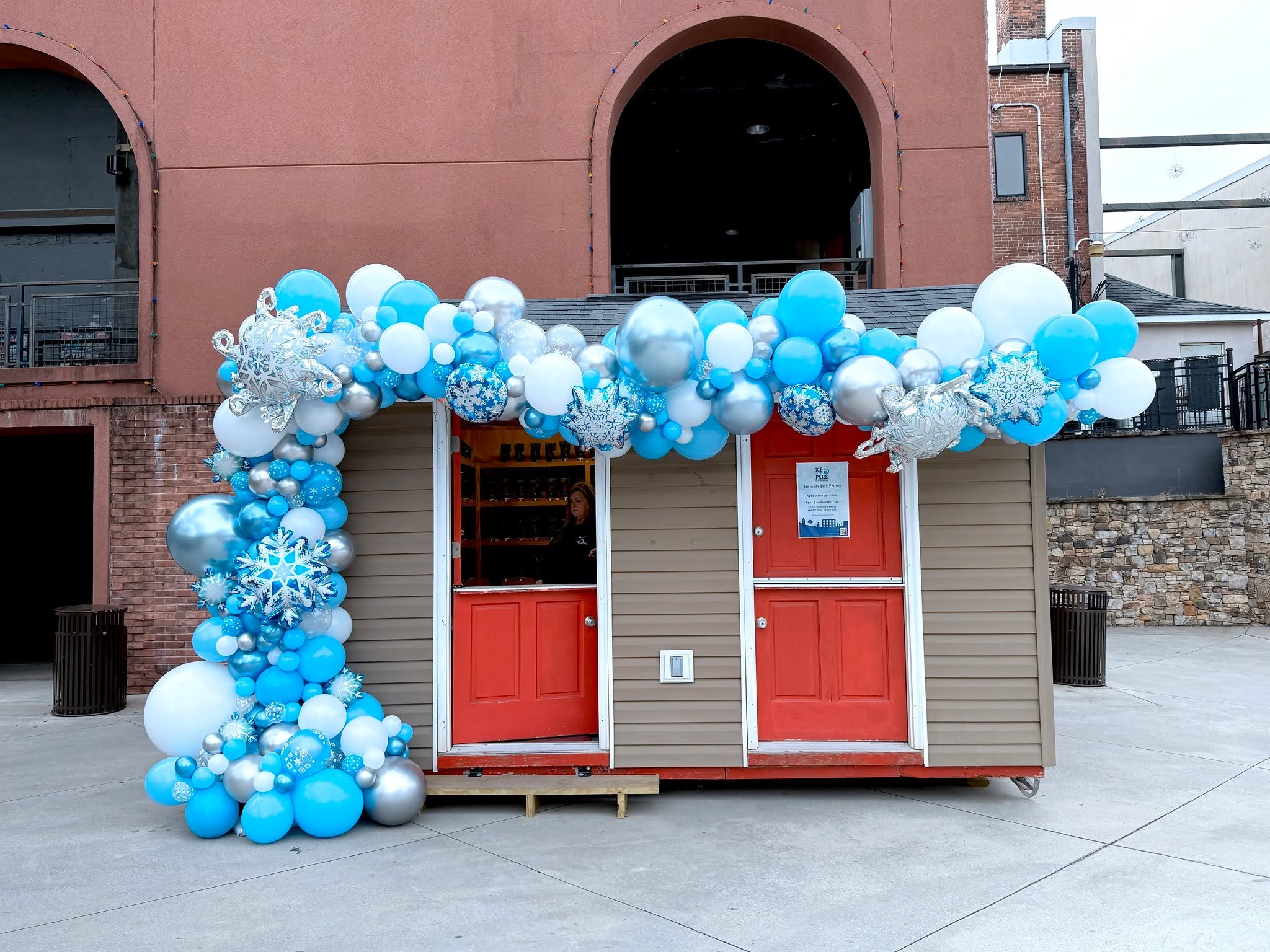 Celebrating the opening of Ice in the Park with festive decorations for the City of Anderson! ❄️🎈⛸️ From winter-inspired balloon designs to cheerful details, this setup helped set the scene for a fun-filled day on the ice for families and friends.

