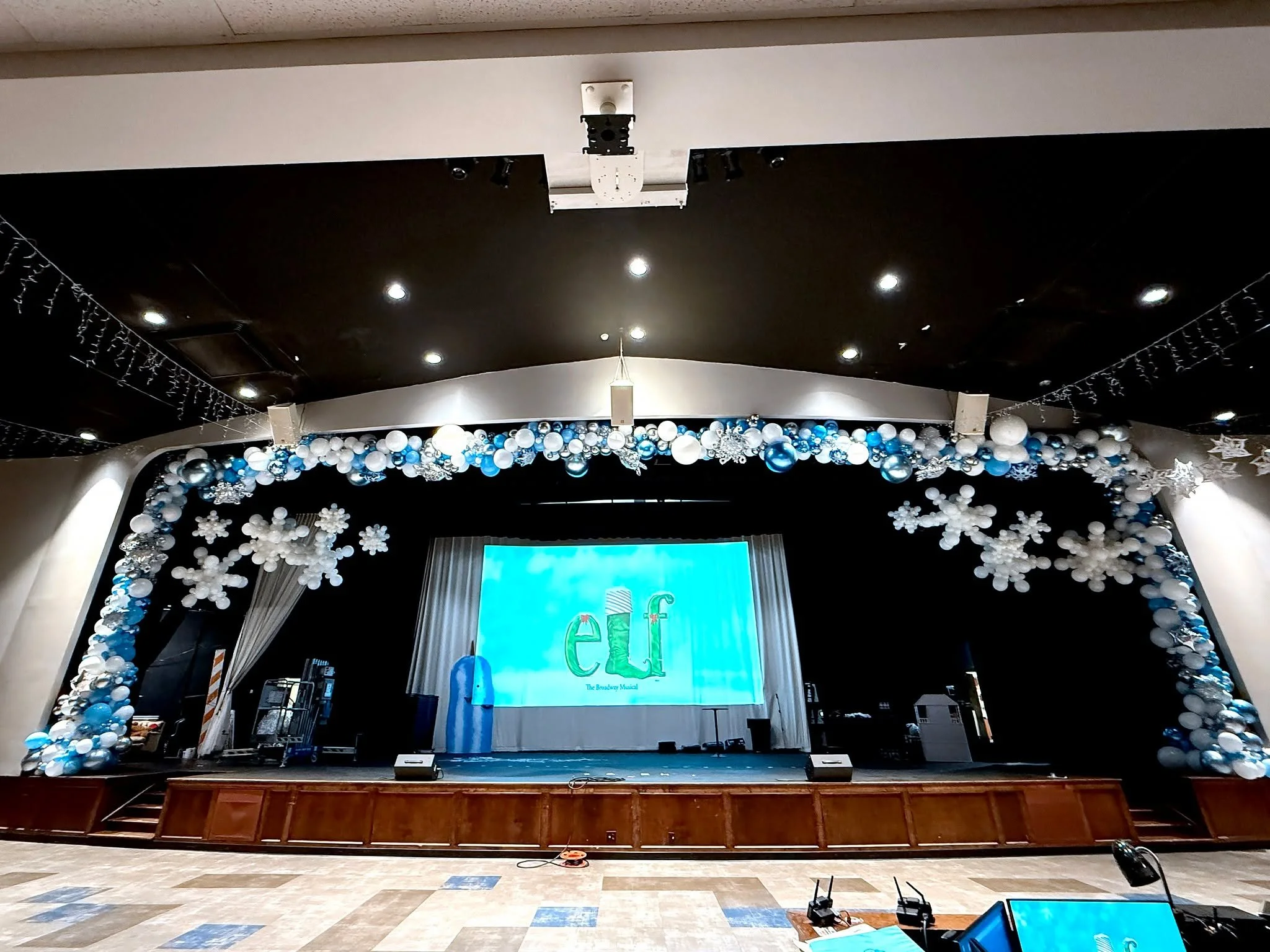 Decorations for Southside Christian School&rsquo;s Elf production! 🎄🎭✨ Our festive balloon d&eacute;cor helped bring the magic of the holidays to life, creating a cheerful and playful atmosphere perfect for this fun-filled school performance.

Kris