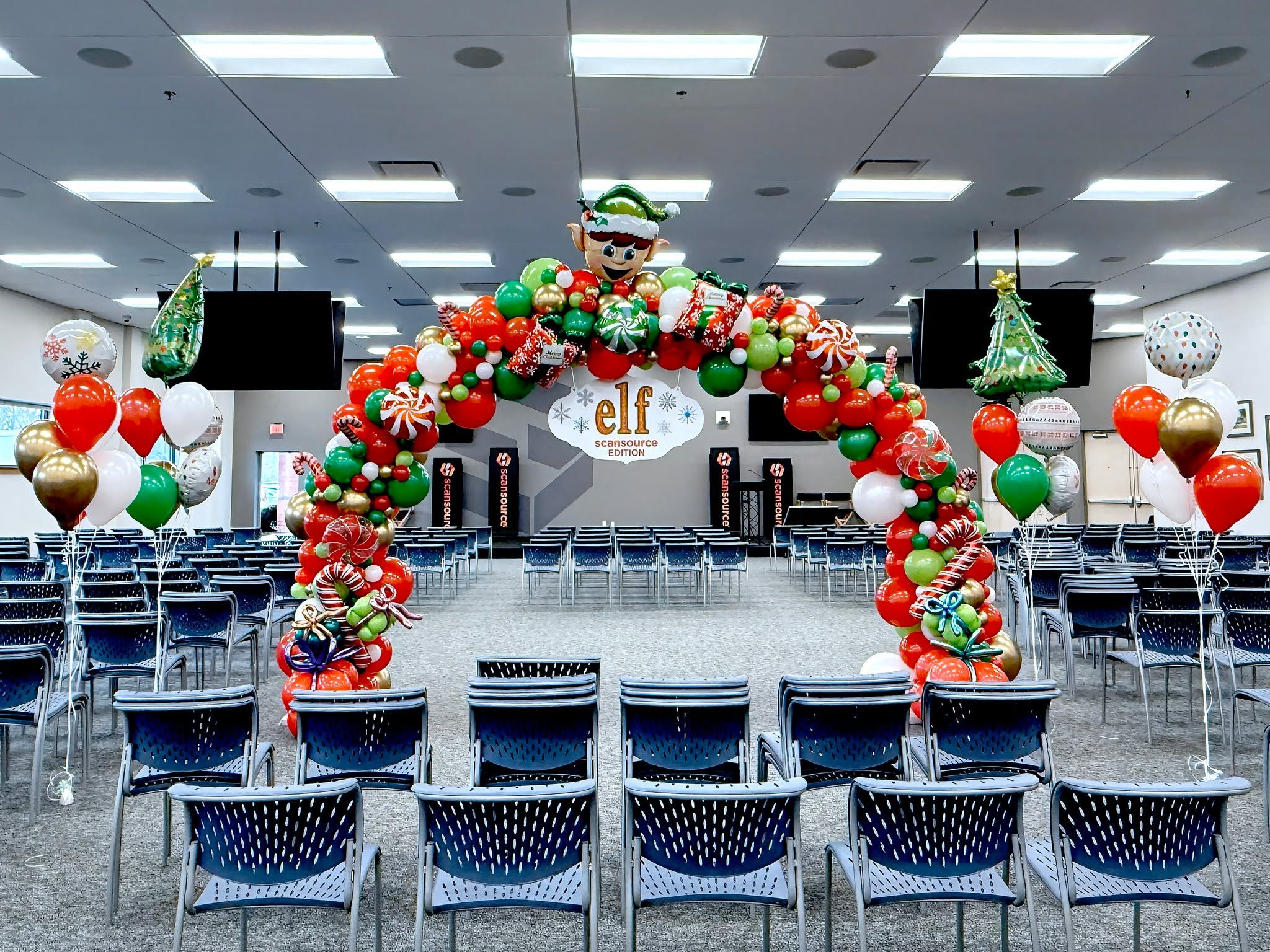 Spreading Christmas magic at a Elf-themed event at ScanSource! 🎅🎄🎈 From playful balloon d&eacute;cor to festive details, this setup added the perfect touch of holiday fun and whimsy to the celebration.

Kristy's Balloon Decorations
Balloon and Mon
