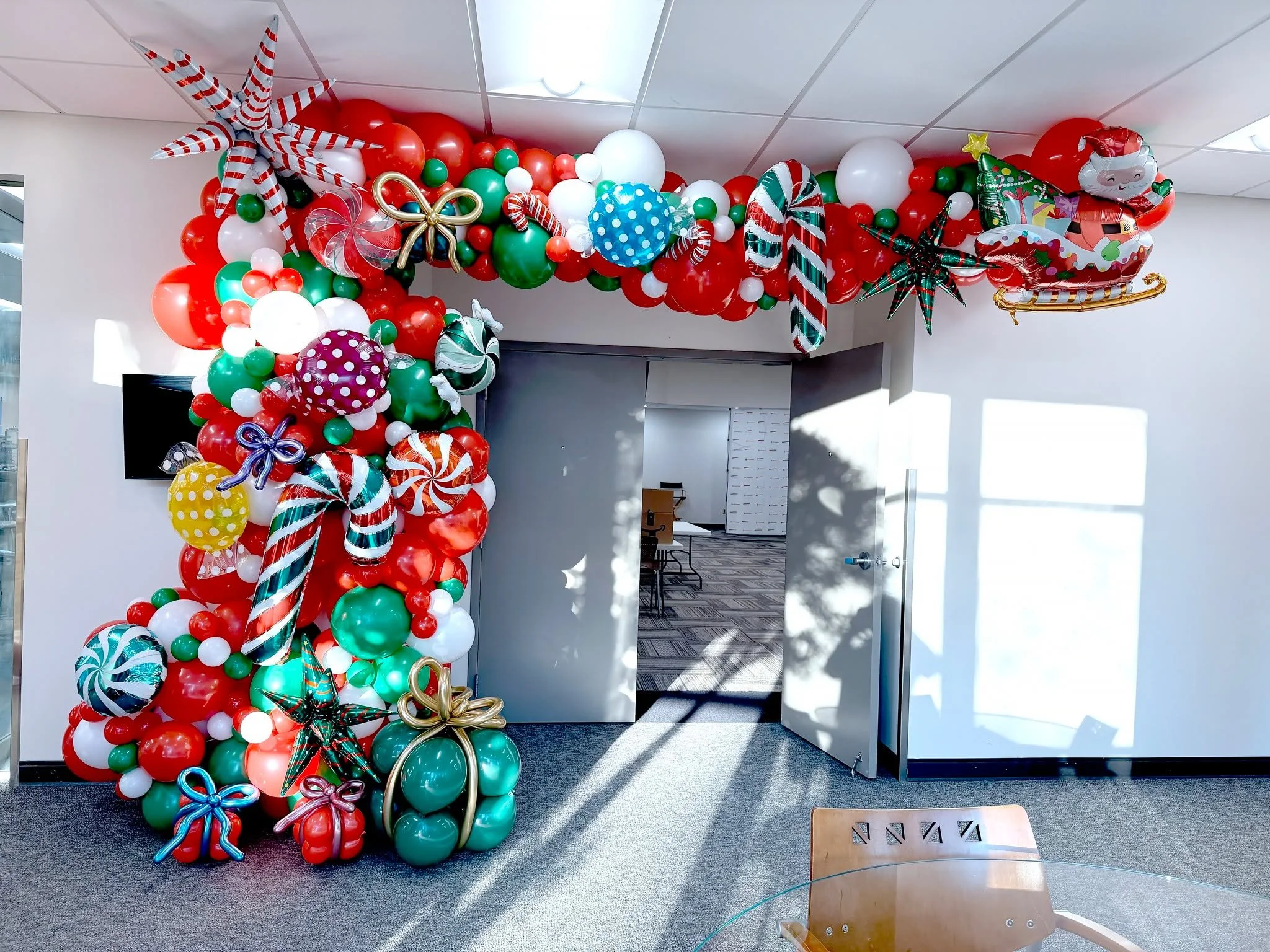 HP event at ScanSource decorated with Christmas balloons! 🎄🎈✨ Our holiday balloon d&eacute;cor added festive cheer and a warm seasonal touch, creating the perfect atmosphere for this corporate celebration.

Kristy's Balloon Decorations
Balloon and 