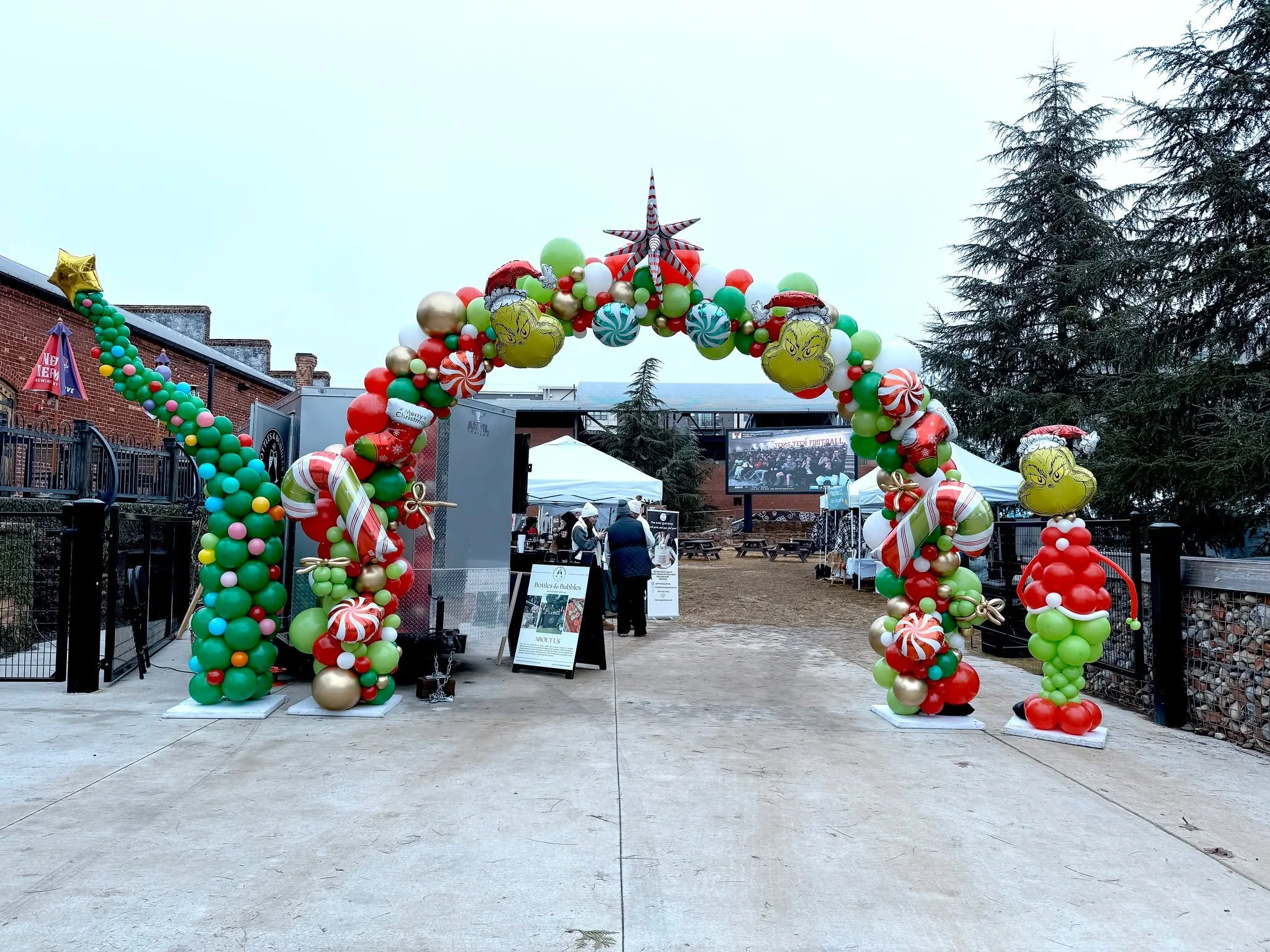 Spreading holiday cheer at the Buzzy Bee Farmers Market Christmas event at New Realm Brewery! 🎄🎉 Our festive setup featured a Christmas balloon garland, a sparkling Christmas tree, and a mischievous Grinch column 🎈💚 &mdash; perfect for a fun, pho