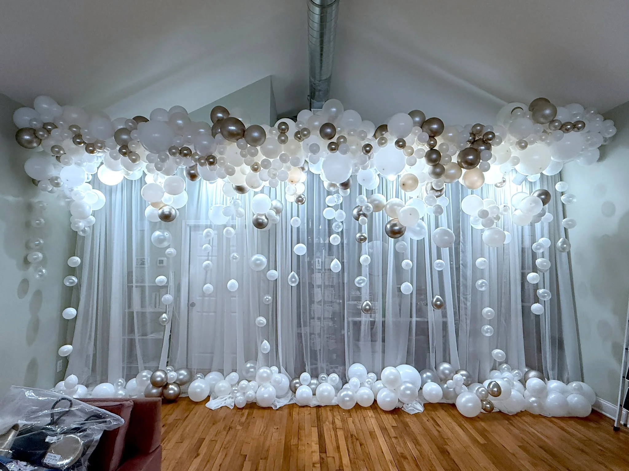 Christmas decorations for Brett Auston Boutique Store in Tryon, NC! 🎄✨ Festive d&eacute;cor added the perfect touch of holiday charm, creating a warm, stylish, and welcoming atmosphere for the season. 🎁🎈

Kristy's Balloon Decorations
Balloon and M