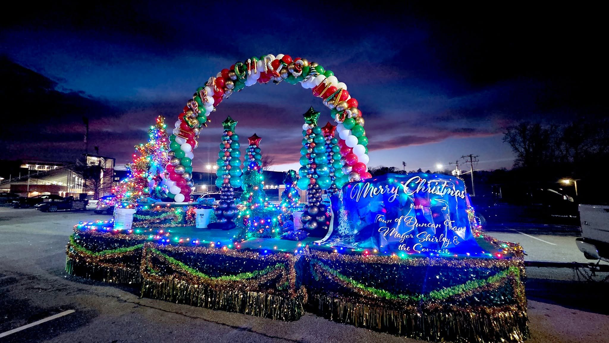 What a magical night at the Town of Duncan Christmas Parade! 🎄✨ The streets were transformed with balloon arches, balloon Christmas trees, festive balloon sculptures, and an array of cheerful floats that added color, excitement, and holiday cheer th