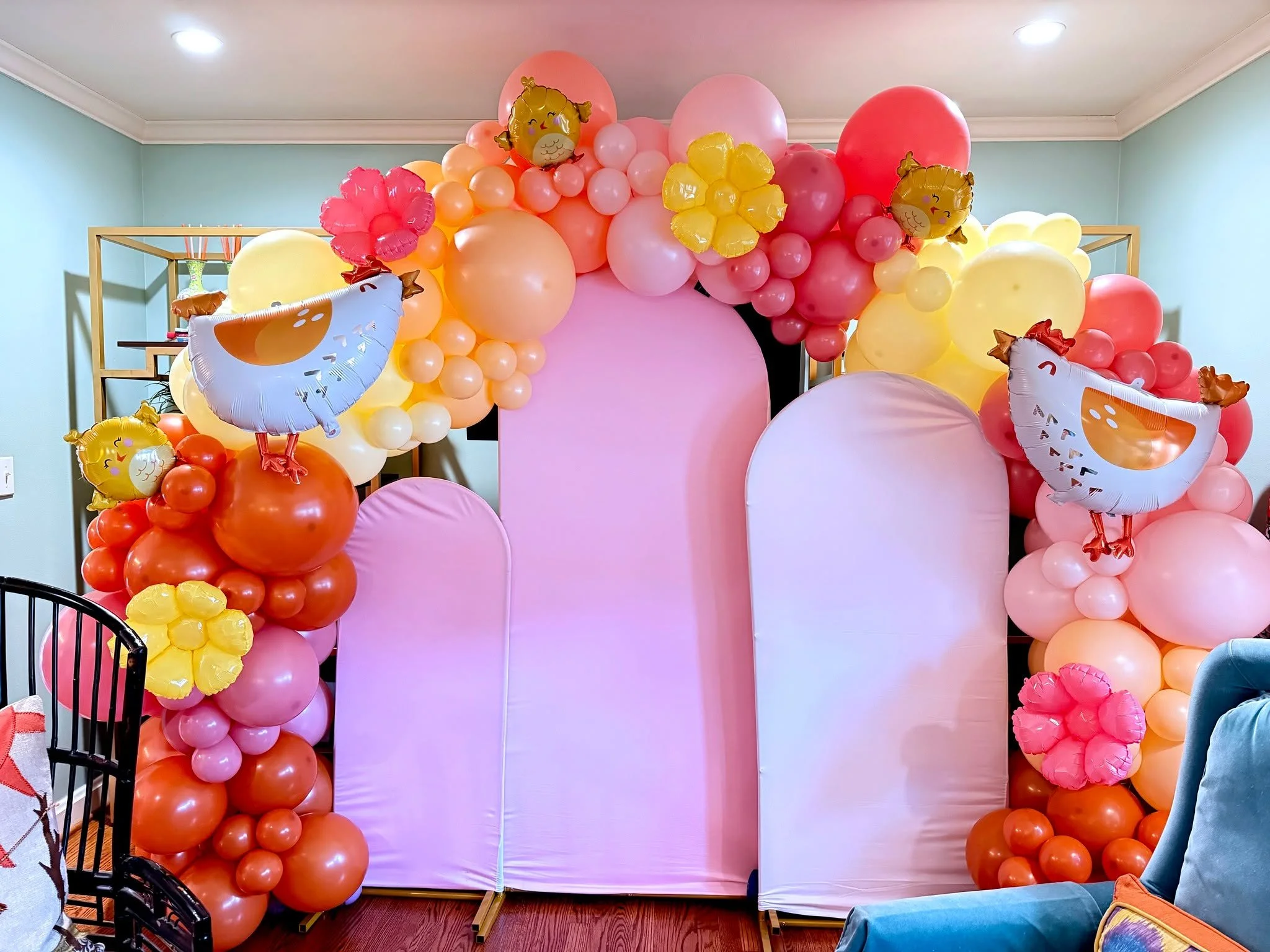 Celebrating a sweet little ONE 🐣💛
This 1st birthday was extra special with adorable cute chick&ndash;themed balloon garlands, soft pastel colors, and all the springtime charm. The perfect setup to celebrate a milestone moment!

** Dome shape backdr