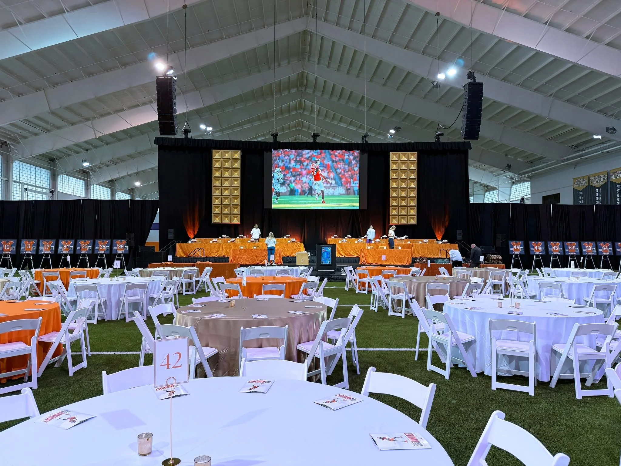 Decorations for the Football Banquet at Clemson University 🏈✨ The d&eacute;cor helped set a bold and celebratory atmosphere, honoring a season of hard work, dedication, and Tiger pride. 🎉🧡

Kristy's Balloon Decorations
Balloon and Monogram LLC
(86