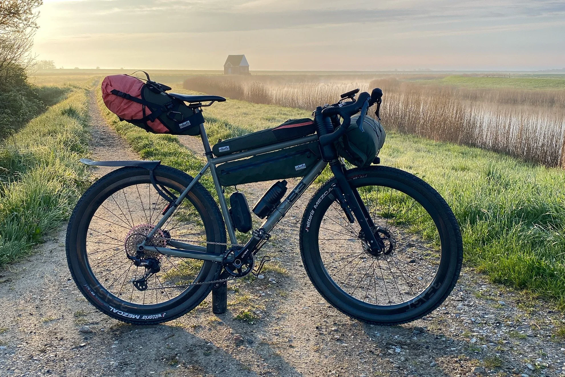 Ultraleichtes Bikepacking Taschen Setup mit wenig Gepäck
