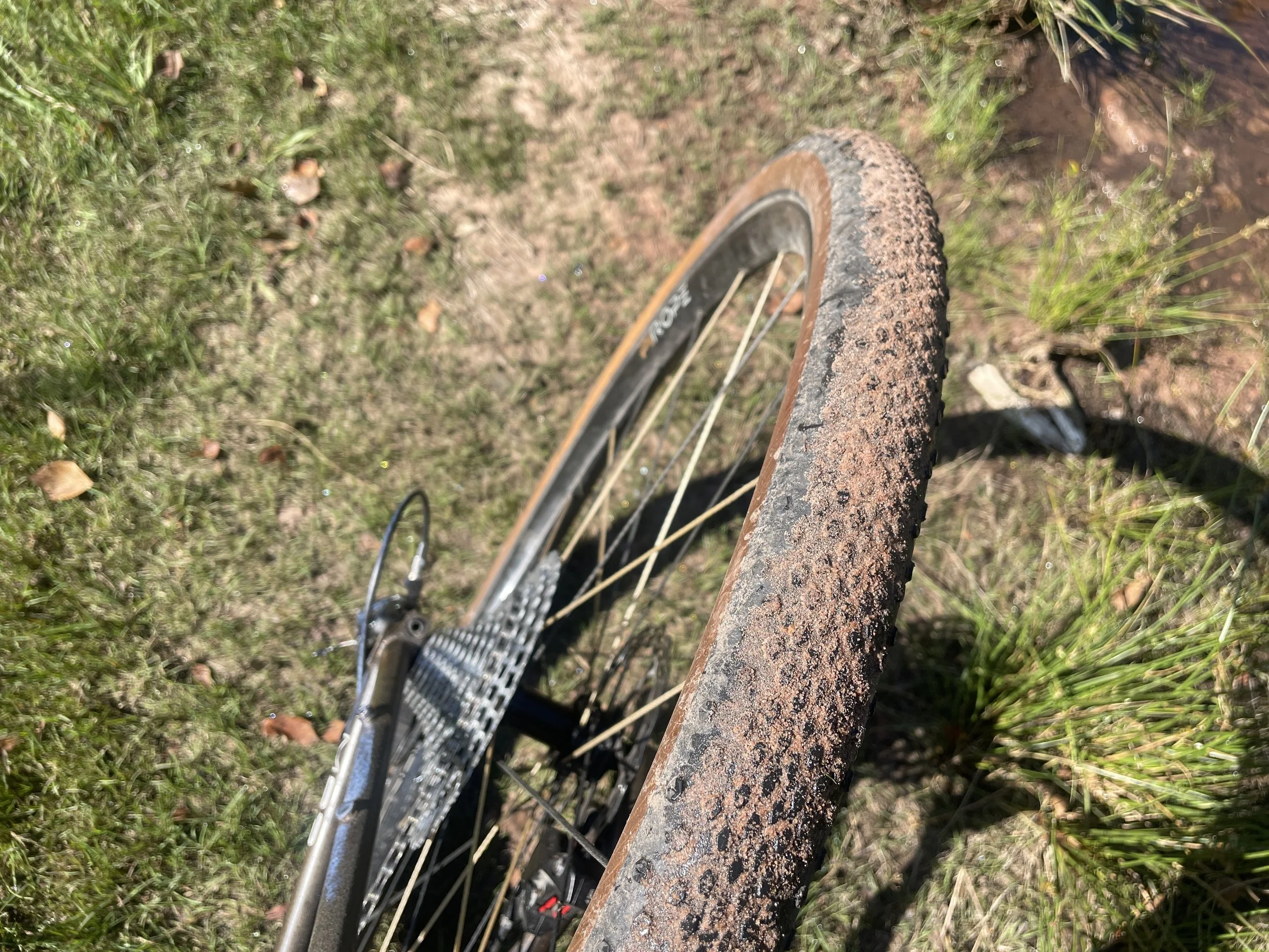 Bikepacking Reparaturen: Was du unterwegs wirklich können musst und was du entspannt lassen kannst