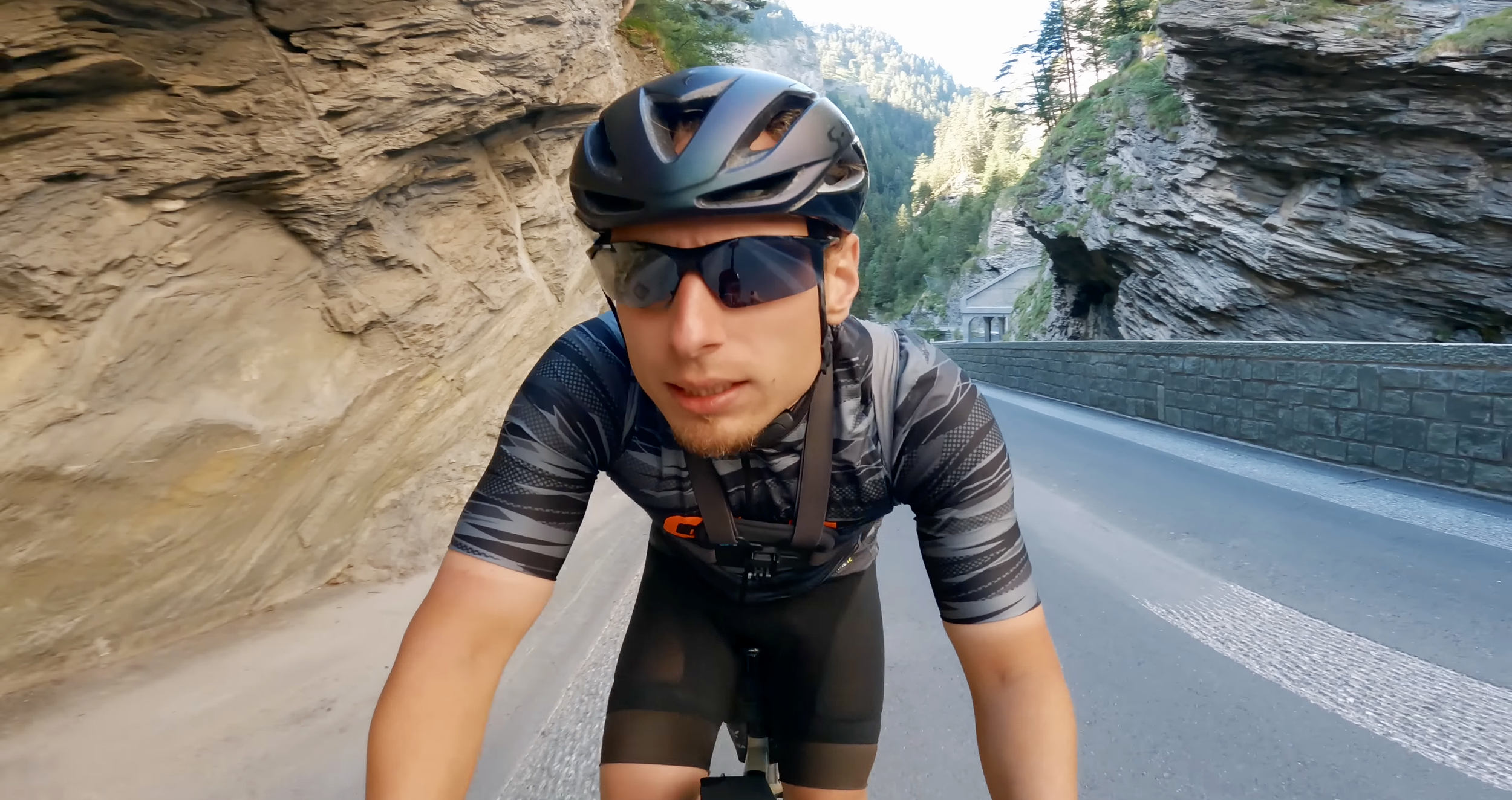 Patrick bei der Alpenüberquerung in 24h durch die Schweiz. Viele Höhenmeter stehen noch bevor.