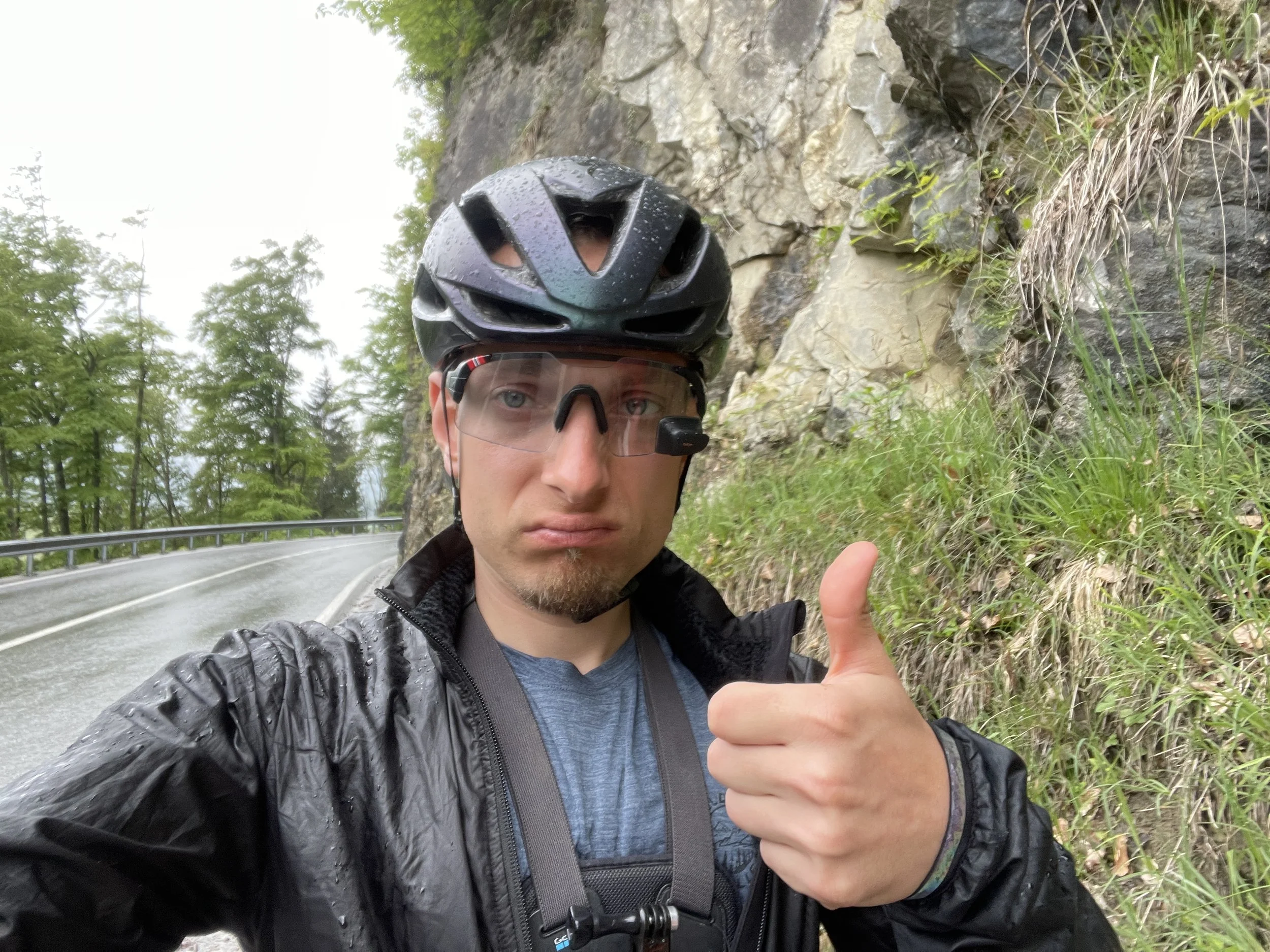 Patrick Zasada beim Bikepacking im Regen an einem Alpenpass