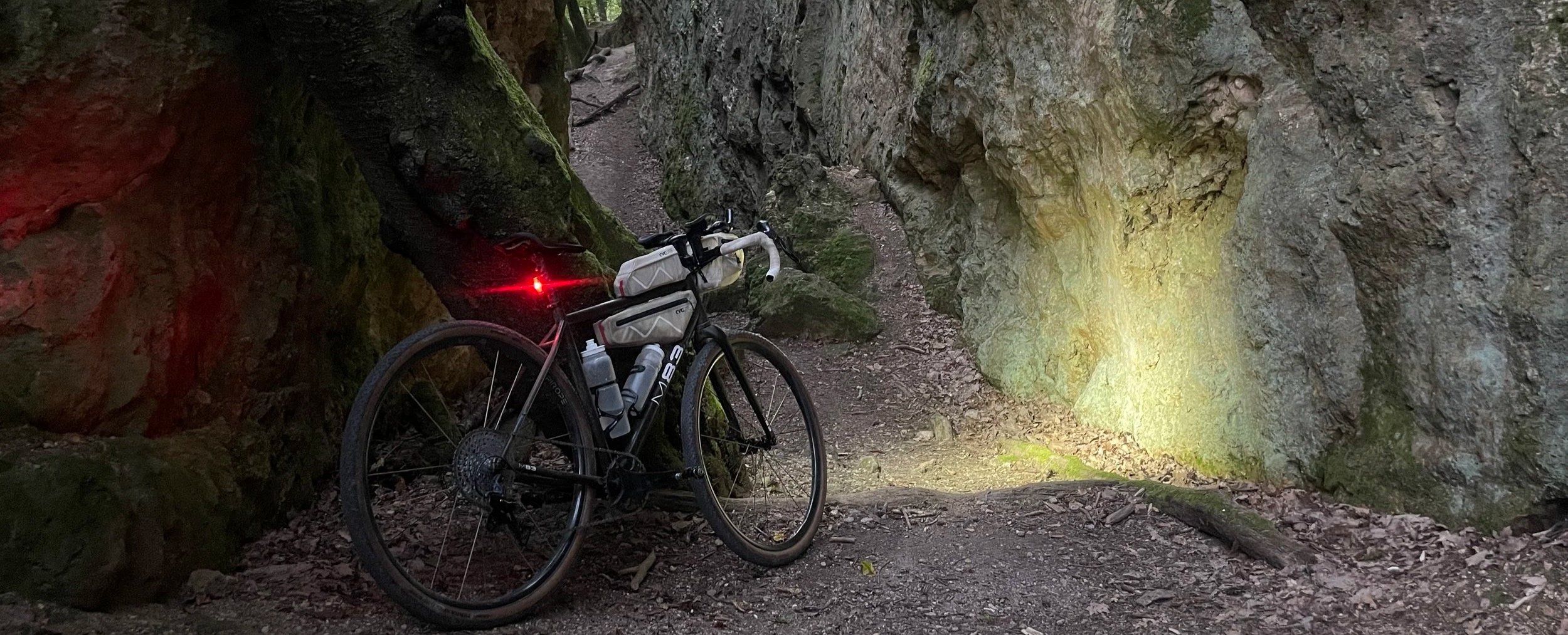 Ultracycling Bikes aus Edelstahl und Chromoly Stahl, aerodynamisches Speed Setup und offroadtaugliches Gravel Setup mit breiten Reifen.